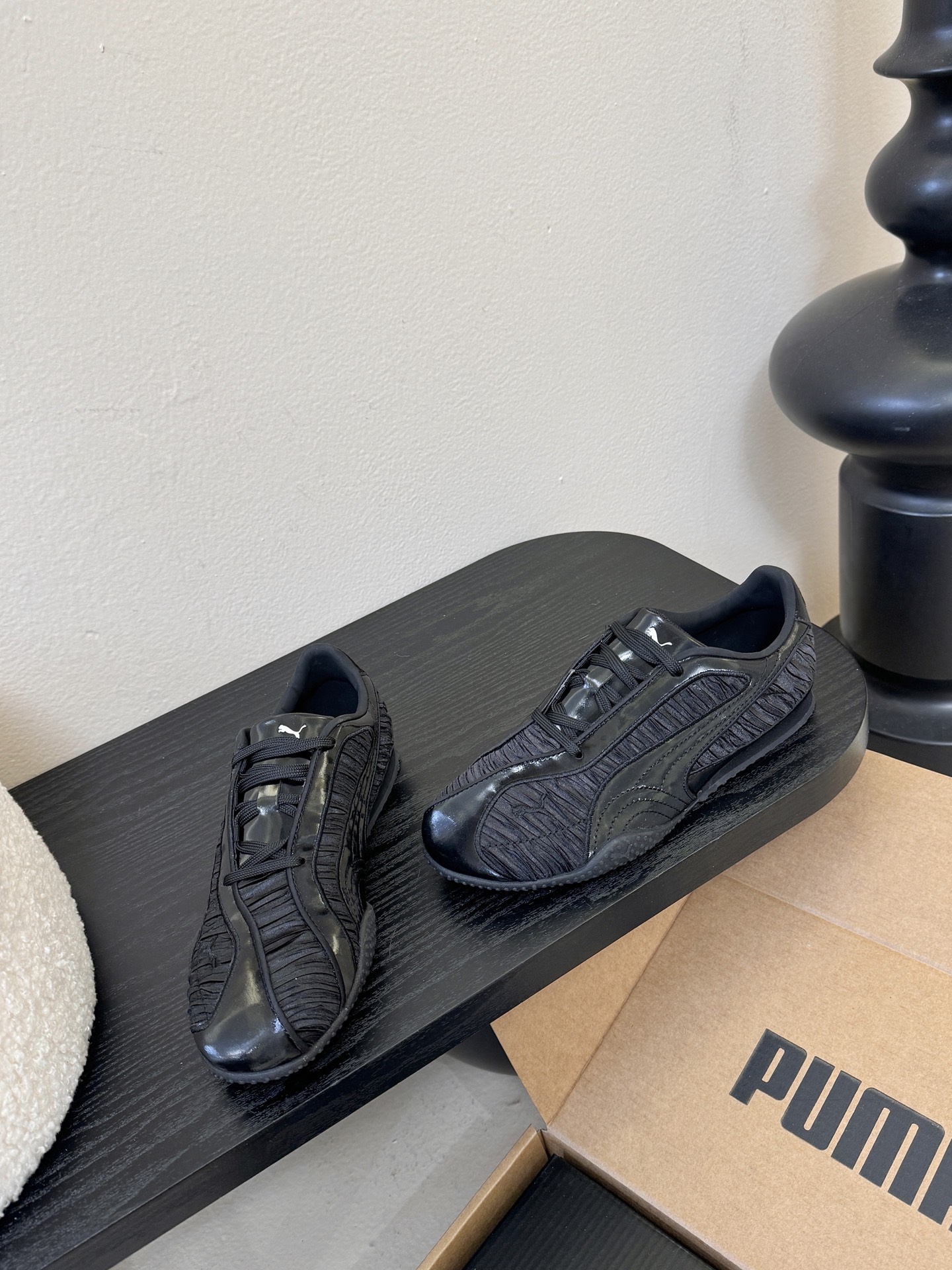 Pum* 25ss 复古褶皱设计运动风休闲鞋走复古足球鞋的设计路线，将经典运动鞋型与现代质感结合，既有复