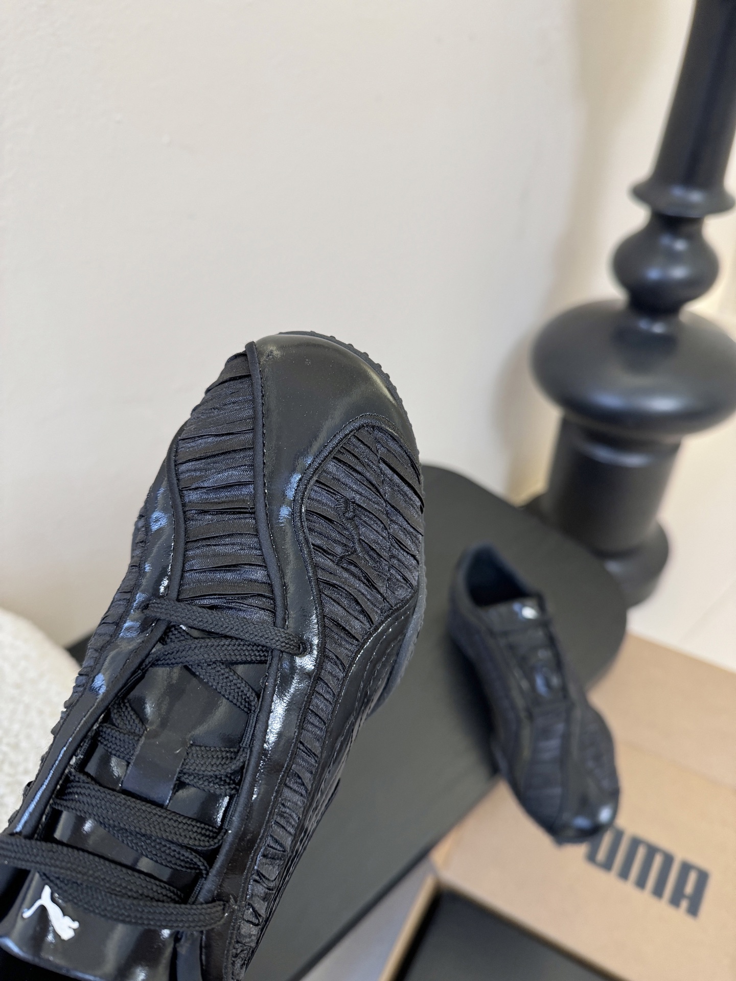 Pum* 25ss 复古褶皱设计运动风休闲鞋走复古足球鞋的设计路线，将经典运动鞋型与现代质感结合，既有复