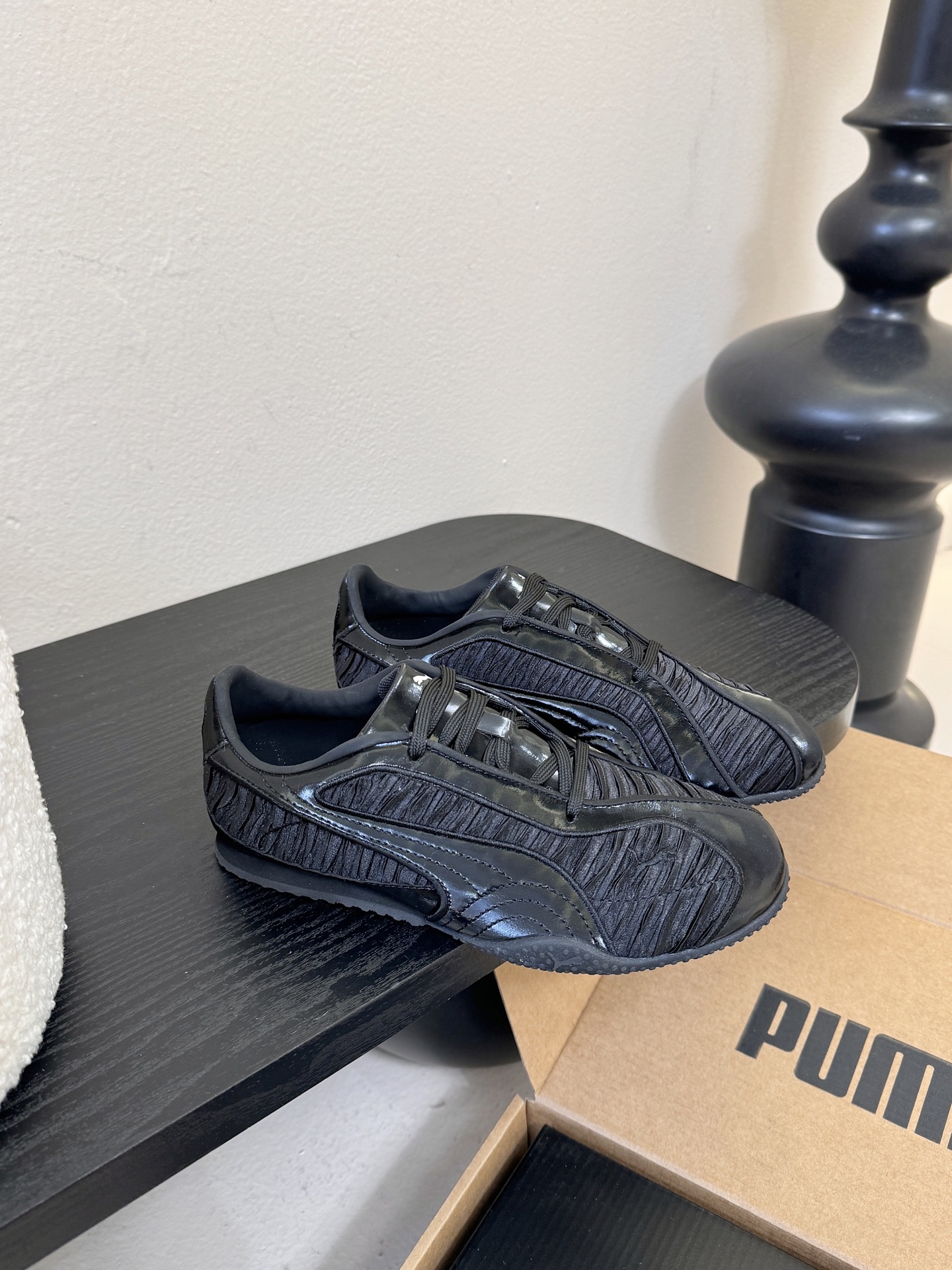 Pum* 25ss 复古褶皱设计运动风休闲鞋走复古足球鞋的设计路线，将经典运动鞋型与现代质感结合，既有复