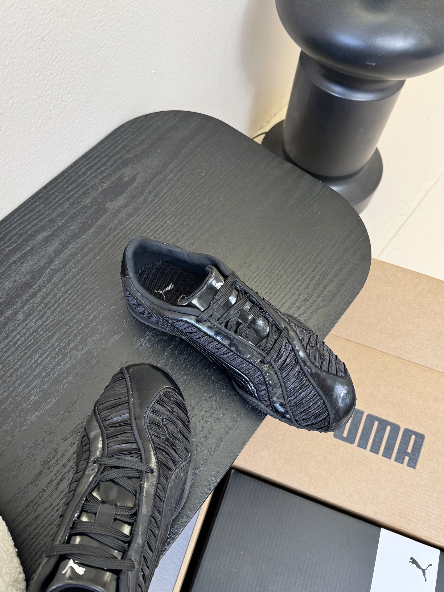 Pum* 25ss 复古褶皱设计运动风休闲鞋走复古足球鞋的设计路线，将经典运动鞋型与现代质感结合，既有复