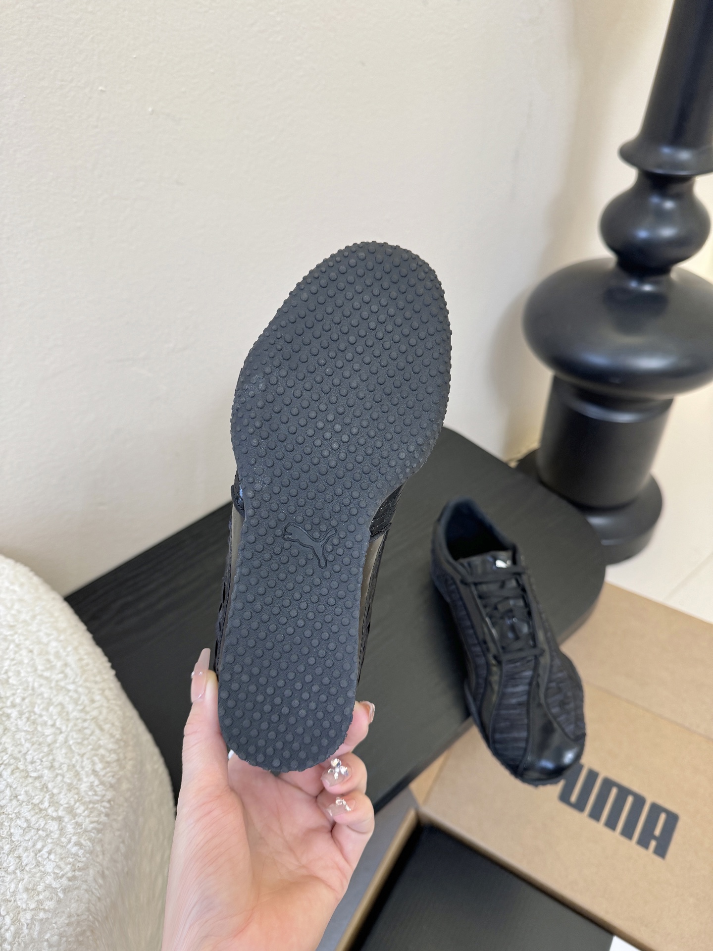 Pum* 25ss 复古褶皱设计运动风休闲鞋走复古足球鞋的设计路线，将经典运动鞋型与现代质感结合，既有复