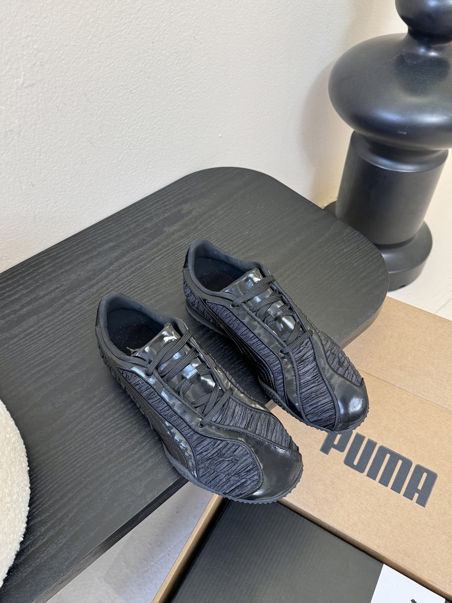 NO:630253,Pum* 25ss retro pleated design sports-style casual shoes follow the design route of retro football shoes, combining classic sports shoe styles with modern texture, which not only has a retro trend, but also can be worn for daily wear. The upper is made of textured embossed material, with bright splicing, which is visually layered and has a high-quality texture; the black and white colors are simple and versatile.  Low-top + streamlined shoe body, the shoe shape is pedicure-oriented, retaining the comfort of sports shoes without looking bulky, and is suitable for daily wear with casual wear and light sports style. The flat sole + soft sole makes walking comfortable; the shoe body is light, taking into account the functionality of sports shoes and the casual sex of casual shoes. The upper is imported pearl calfskin/original fabric, the inner mesh is lined, the outsole is rubber, and the height is increased by 2cm  SIZE35-40 (customized sizes 40 are non-refundable), casual shoes/sports shoes, sneakers, cowhide19860909Pum* 25ss 复古褶皱设计运动风休闲鞋 走复古足球鞋的设计路线,将经典运动鞋型与现代质感结合,既有复古潮流感,又能兼顾日常穿搭.鞋面采用纹理压纹材质,搭配亮面拼接,视觉上有层次且质感高级；黑白双色都是简约百搭款. 低帮+流线型鞋身,鞋型偏修脚,既保留了运动款的舒适感,又不会显得笨重,日常搭配休闲装、轻运动风都合适.平底+柔软鞋底,走路脚感舒适；鞋身轻便,兼顾了运动鞋的功能性和休闲鞋的随性感. 鞋面进口珍珠小牛皮/原版布 内里网里 大底橡胶大底 增高2cm SIZE35-40码（40码定制不退换）,休闲鞋/运动鞋,sneakers,cowhide,Women's Shoes