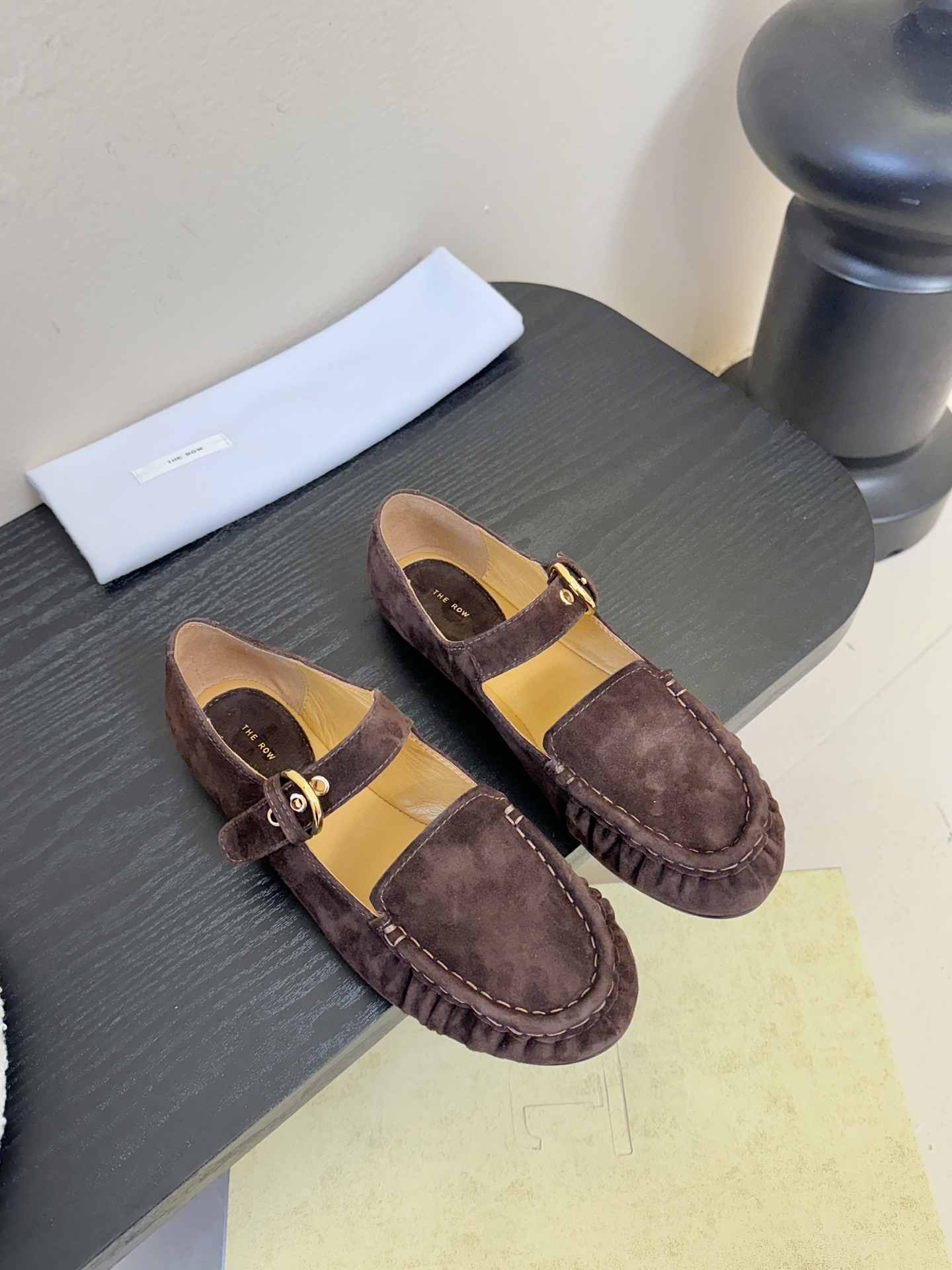 NO:630241,thero*2026 spring and summer new simple one-line buckle round toe flat shoes Mary Jane single shoes grandma shoes!  Simple retro neutral style!  Very comfortable flat shoes, minimalist design concept, slim fit, easy to wear, good looks and practicality. Upper: imported sheep suede. Lining pads: lambskin. Outsole: genuine leather outsole imported from Italy. Size: 35-40 (40 pieces are custom-made and cannot be returned or exchanged). Single shoes, mary jane, flats, sheepskin, Leather soles19860909the ro*2026春夏新款简易一字扣带圆头平底鞋玛丽珍单鞋奶奶鞋！简易复古中性风！ 非常舒服的平底鞋,极简设计理念,版型显瘦好穿颜值与实用性并存 鞋面:采用进口羊反绒 内里垫脚:小羊皮 大底:意大利进口真皮大底 码数:35-40（40定做不退换）,单鞋,mary jane,flats,sheepskin,Leather soles,Women's Shoes