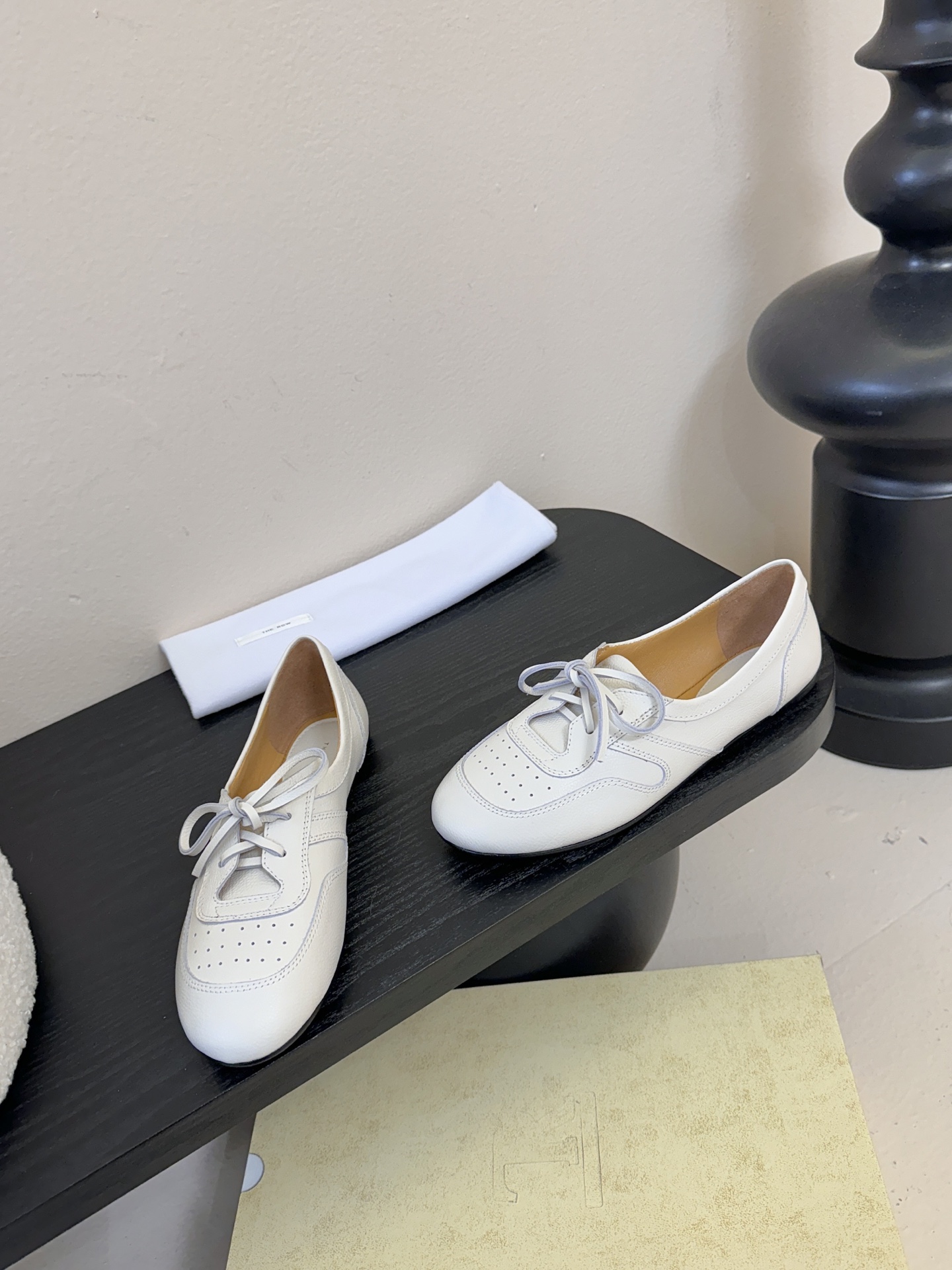 The ro*26春夏新品系带平底圆头乐福鞋单鞋！鞋面设计甜美又显大气，好看也不单调带点复古甜美风随意搭