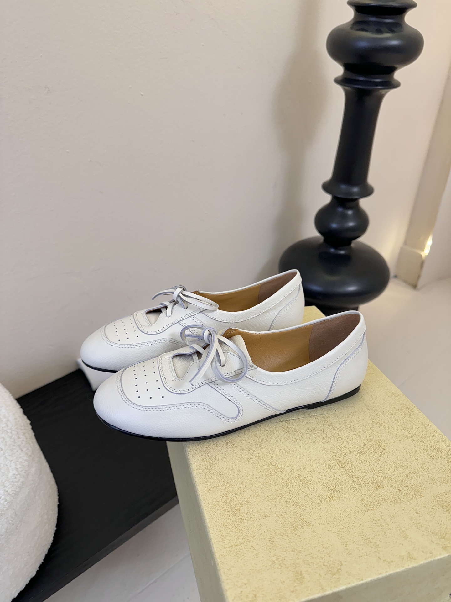 The ro*26春夏新品系带平底圆头乐福鞋单鞋！鞋面设计甜美又显大气，好看也不单调带点复古甜美风随意搭