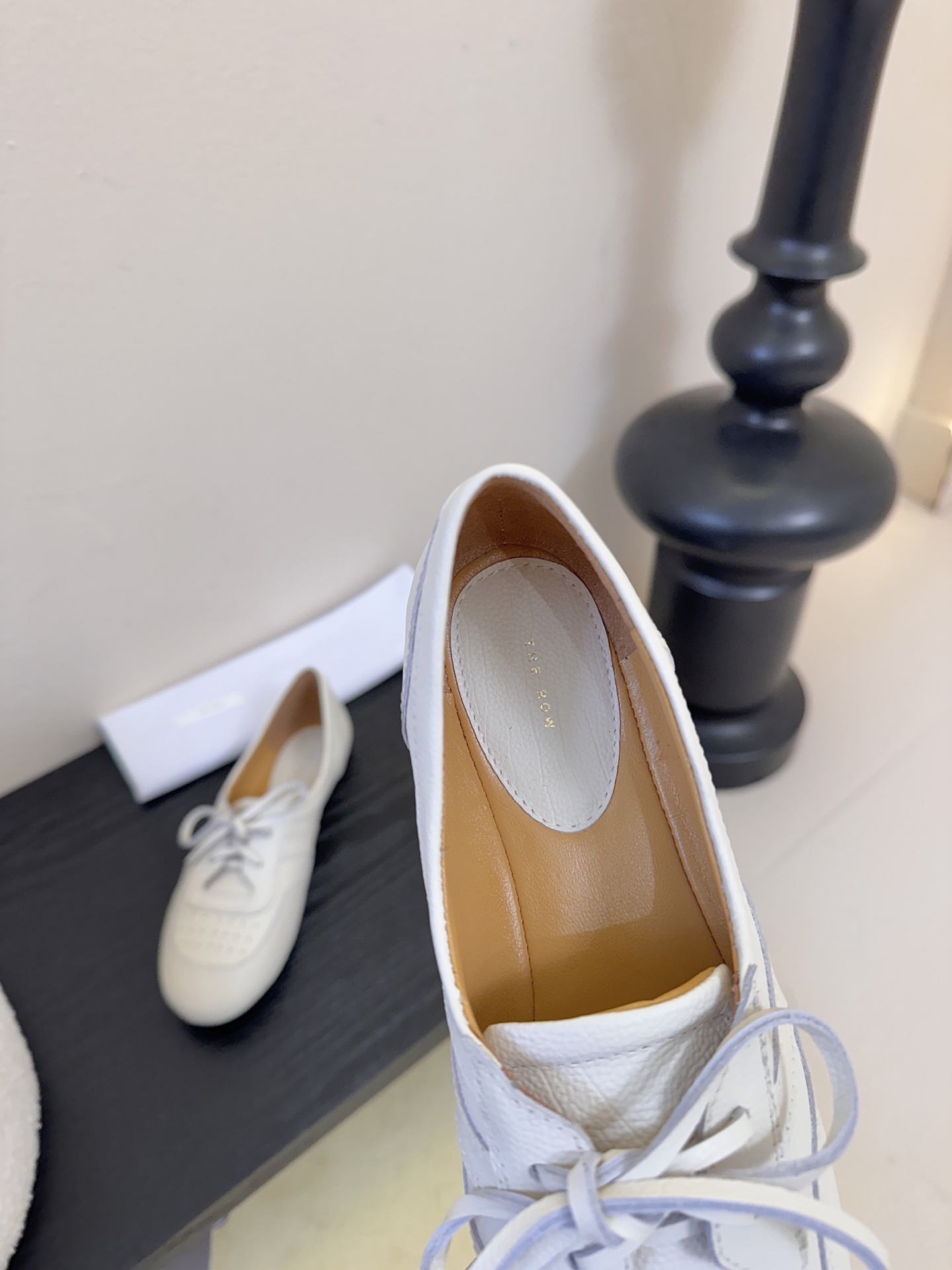 The ro*26春夏新品系带平底圆头乐福鞋单鞋！鞋面设计甜美又显大气，好看也不单调带点复古甜美风随意搭