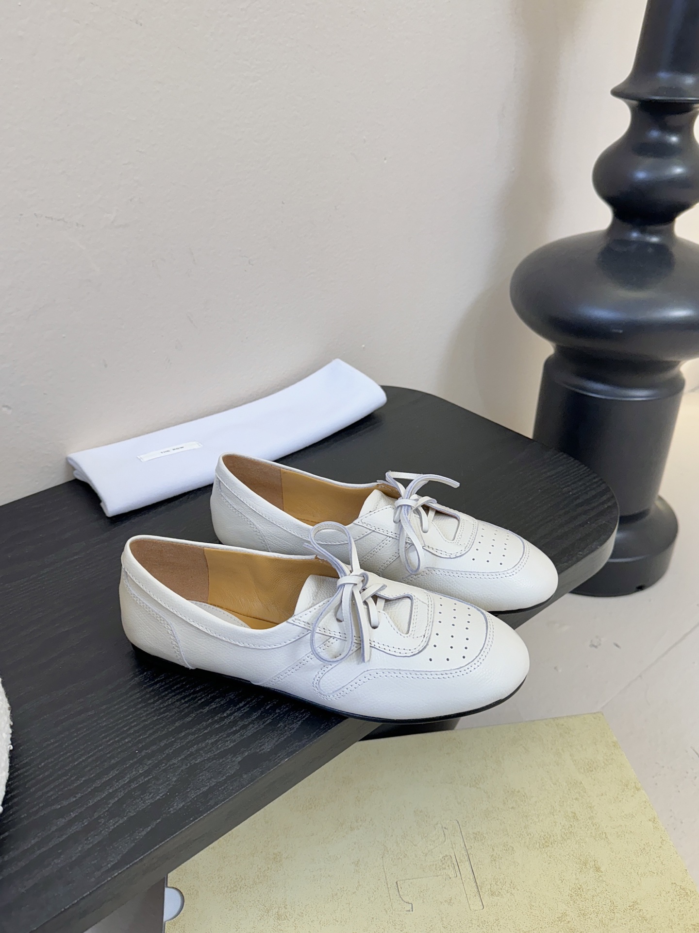 The ro*26春夏新品系带平底圆头乐福鞋单鞋！鞋面设计甜美又显大气，好看也不单调带点复古甜美风随意搭