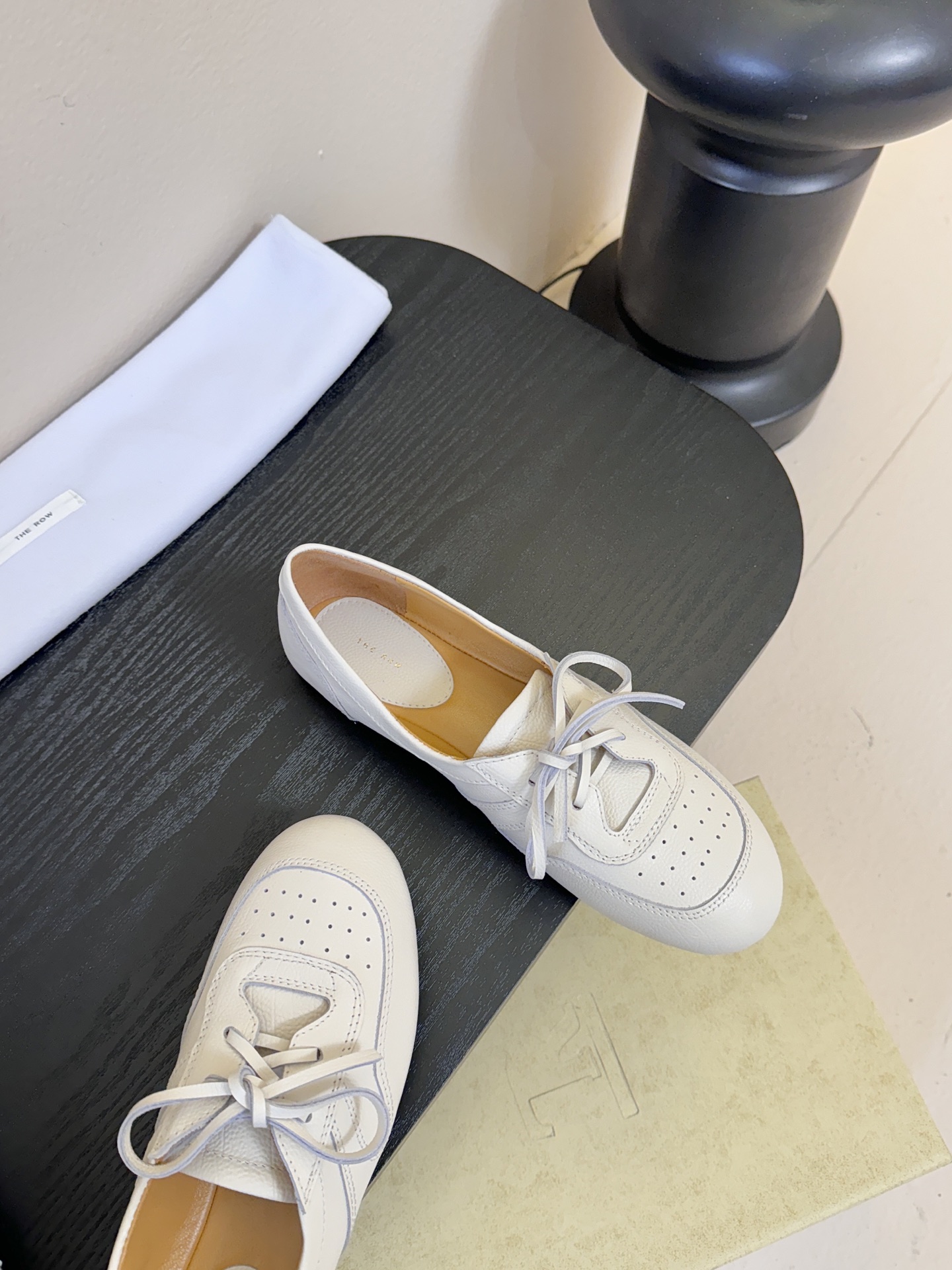 The ro*26春夏新品系带平底圆头乐福鞋单鞋！鞋面设计甜美又显大气，好看也不单调带点复古甜美风随意搭