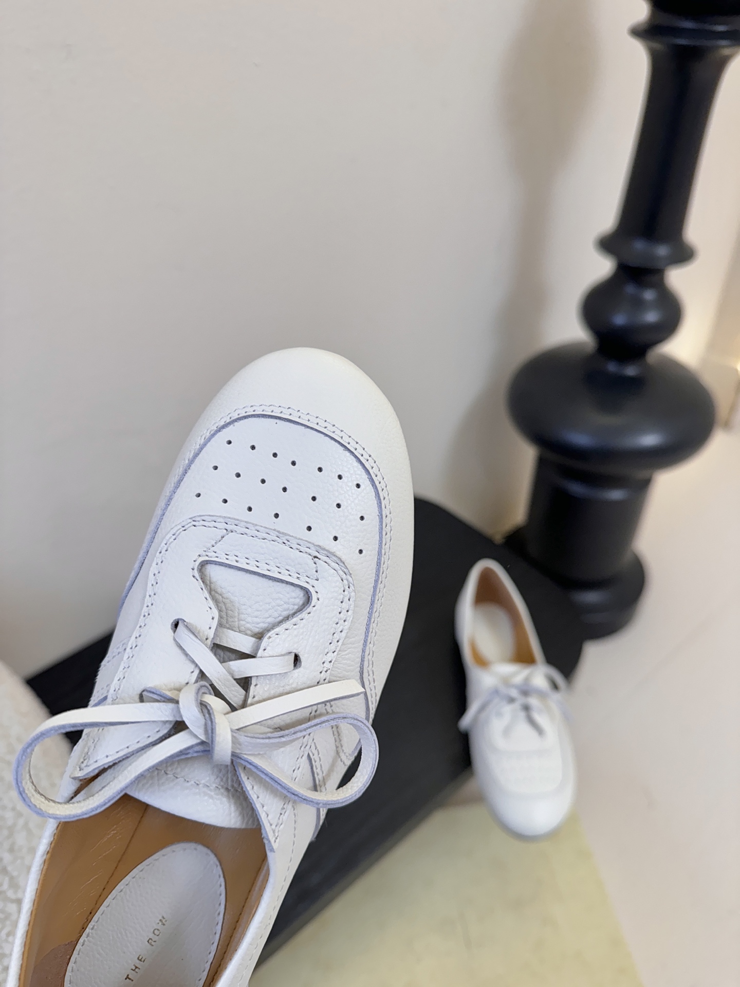 The ro*26春夏新品系带平底圆头乐福鞋单鞋！鞋面设计甜美又显大气，好看也不单调带点复古甜美风随意搭