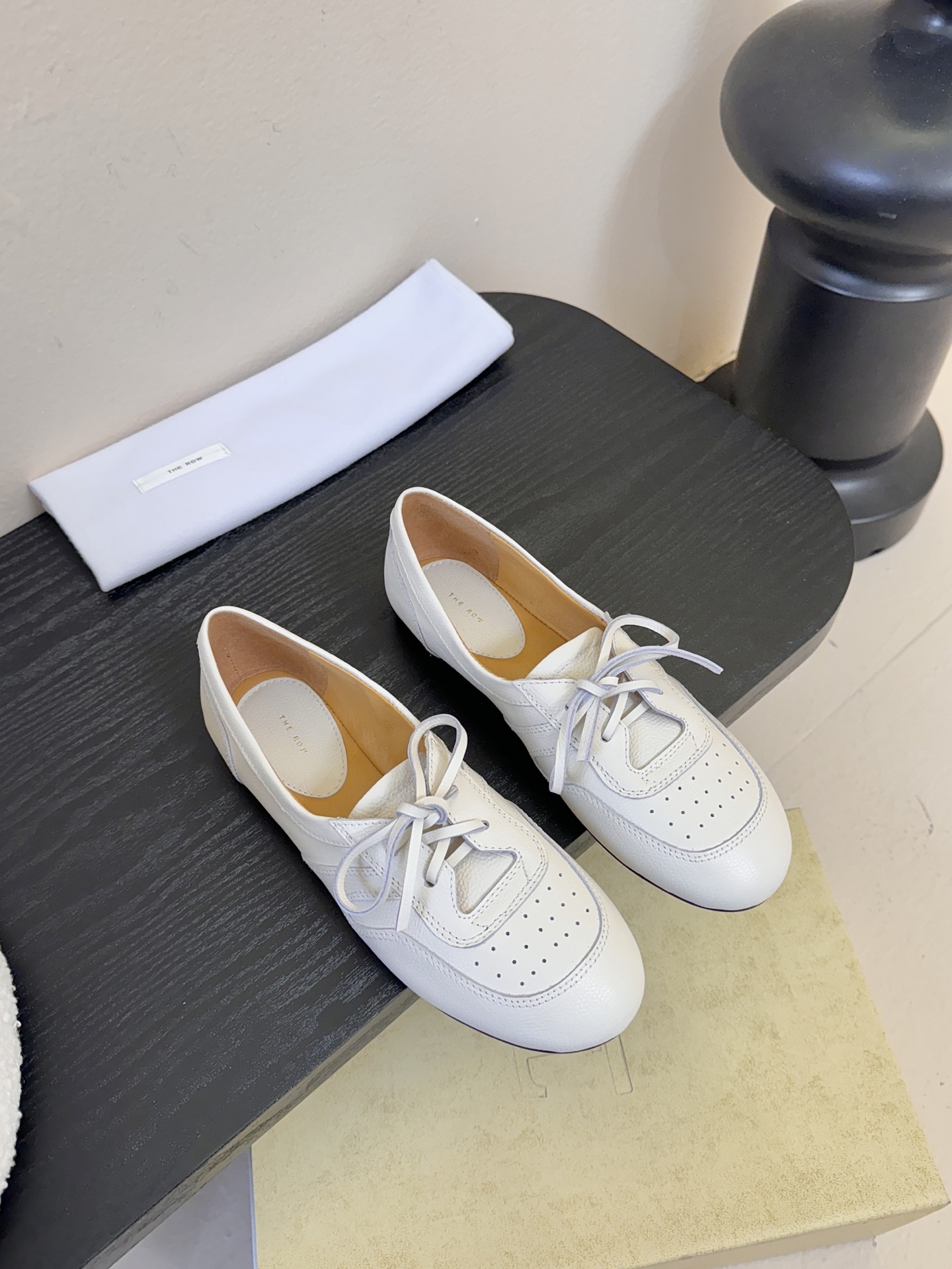 The ro*26春夏新品系带平底圆头乐福鞋单鞋！鞋面设计甜美又显大气，好看也不单调带点复古甜美风随意搭