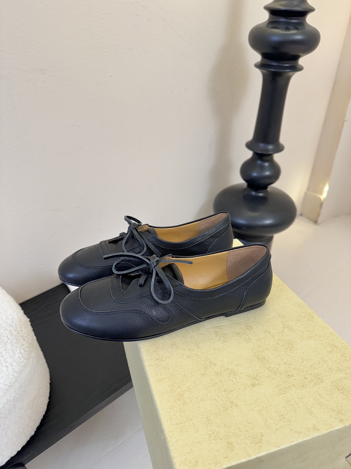 The ro*26春夏新品系带平底圆头乐福鞋单鞋！鞋面设计甜美又显大气，好看也不单调带点复古甜美风随意搭