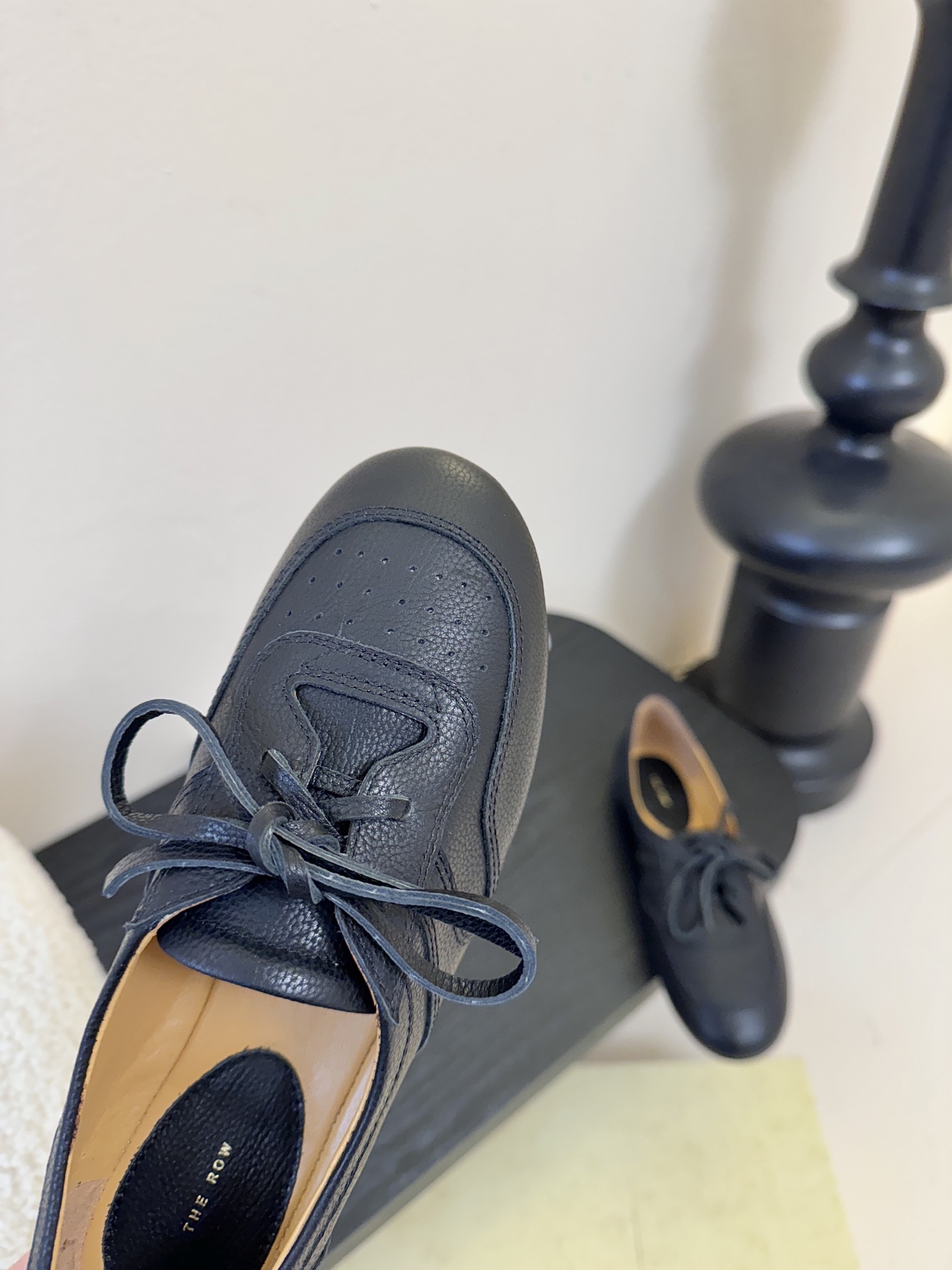 The ro*26春夏新品系带平底圆头乐福鞋单鞋！鞋面设计甜美又显大气，好看也不单调带点复古甜美风随意搭