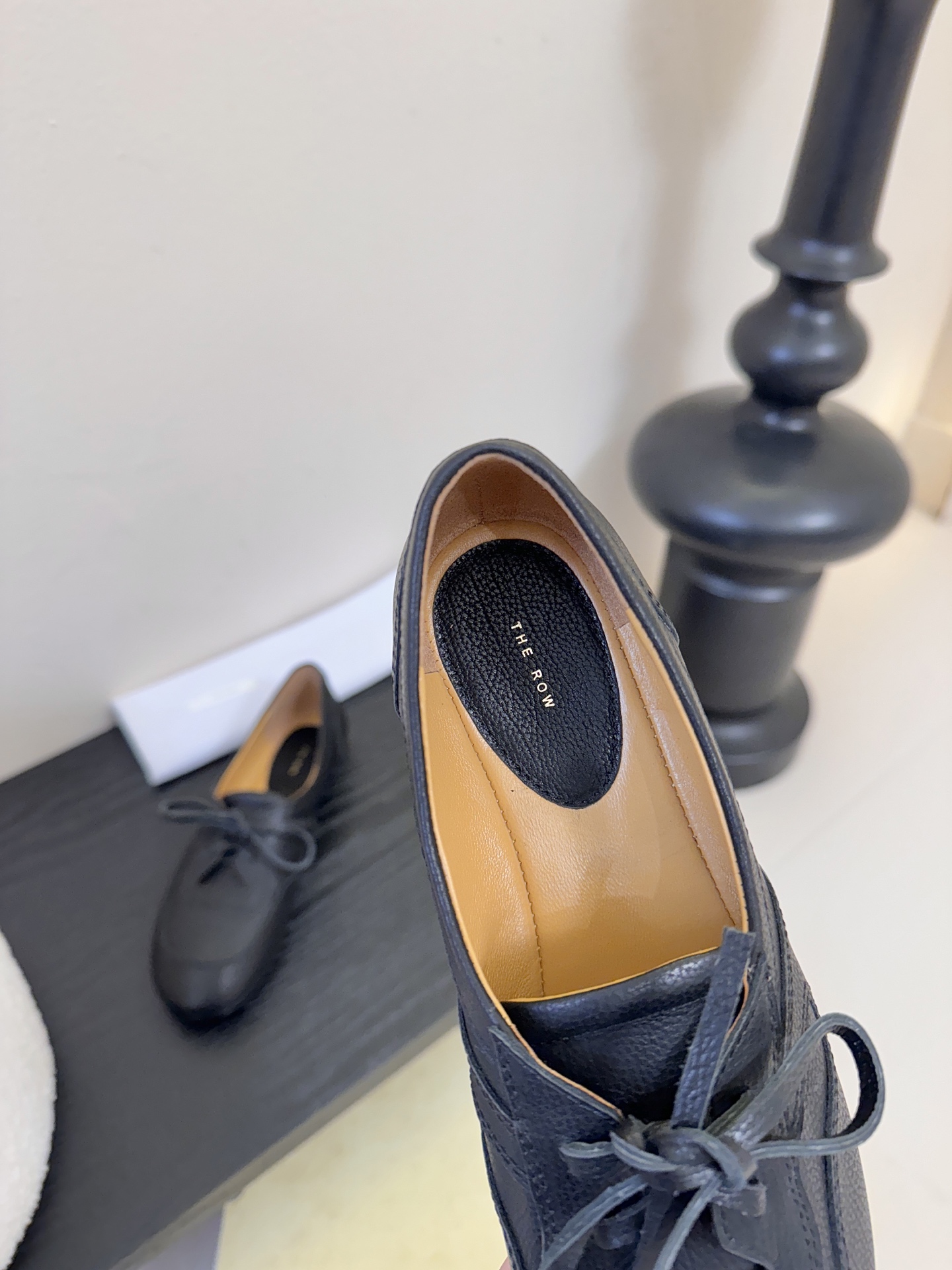 The ro*26春夏新品系带平底圆头乐福鞋单鞋！鞋面设计甜美又显大气，好看也不单调带点复古甜美风随意搭