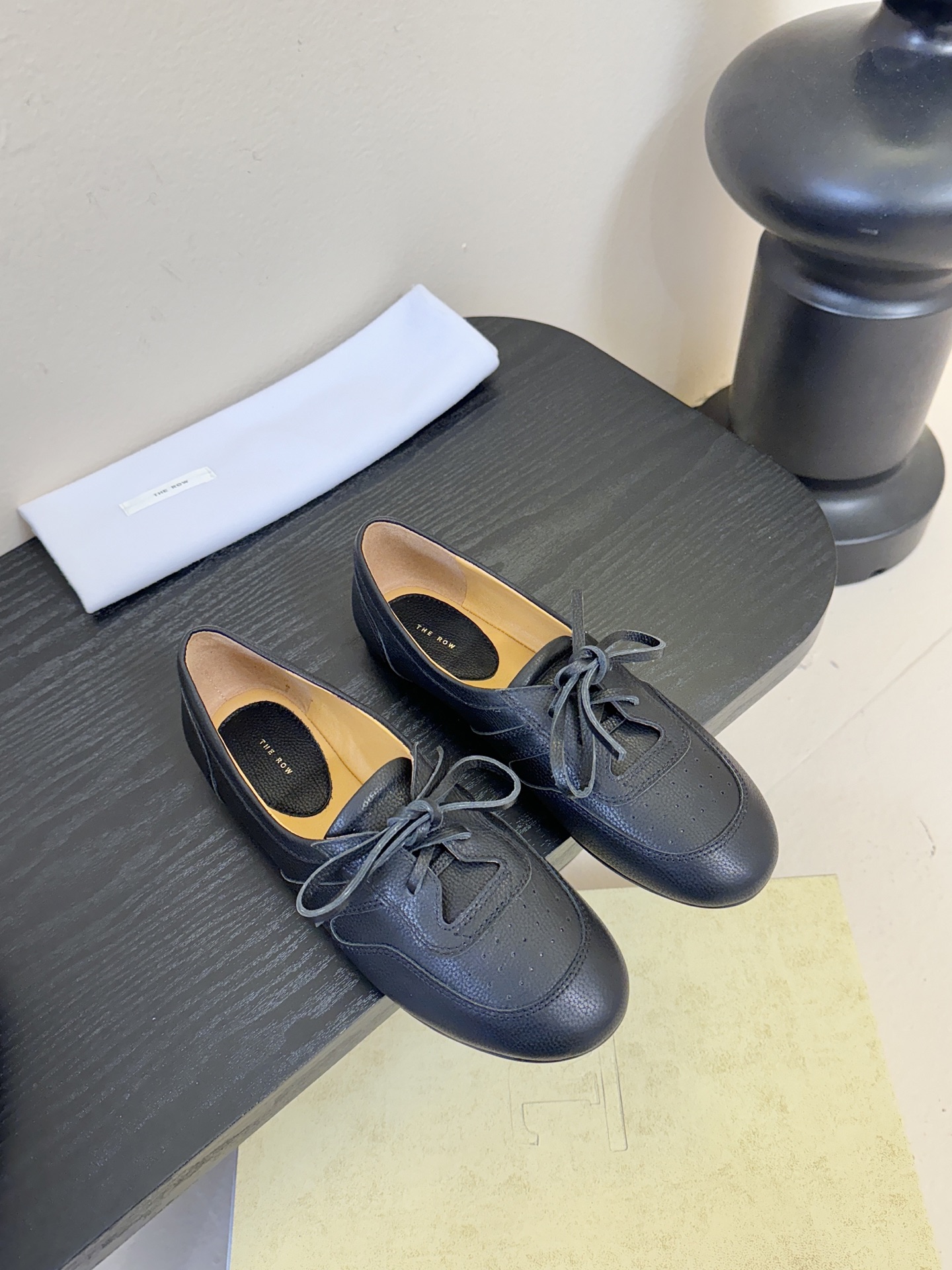 NO:630244,The ro*26 spring and summer new lace-up flat-soled round-toe loafers!  The upper design is sweet and majestic. It looks good and is not monotonous. It has a retro and sweet style and looks good with any combination!  It’s very flattering and the main shoe is also very, very soft. You can wear it regardless of your foot shape, whether you’re fat or thin. It’s easy to wear!  Upper: Made of pebbled sheepskin. Lining foot pads: sheepskin. Outsole: Genuine leather outsole imported from Italy. Size: 35-40 (40 is custom-made and non-refundable). Single shoes, loafers, sheepskin, Leather soles.19860909The ro*26春夏新品系带平底圆头乐福鞋单鞋！ 鞋面设计甜美又显大气,好看也不单调带点复古甜美风随意搭配都好看！很包脚实在太好看了,主要鞋子也是非常非常柔软,不管胖瘦脚型都能穿它,好穿再好穿！ 鞋面:采用荔枝纹羊皮 内里垫脚:羊皮 大底:意大利进口真皮大底 码数:35-40（40定做不退换）,单鞋,loafers,sheepskin,Leather soles,Women's Shoes