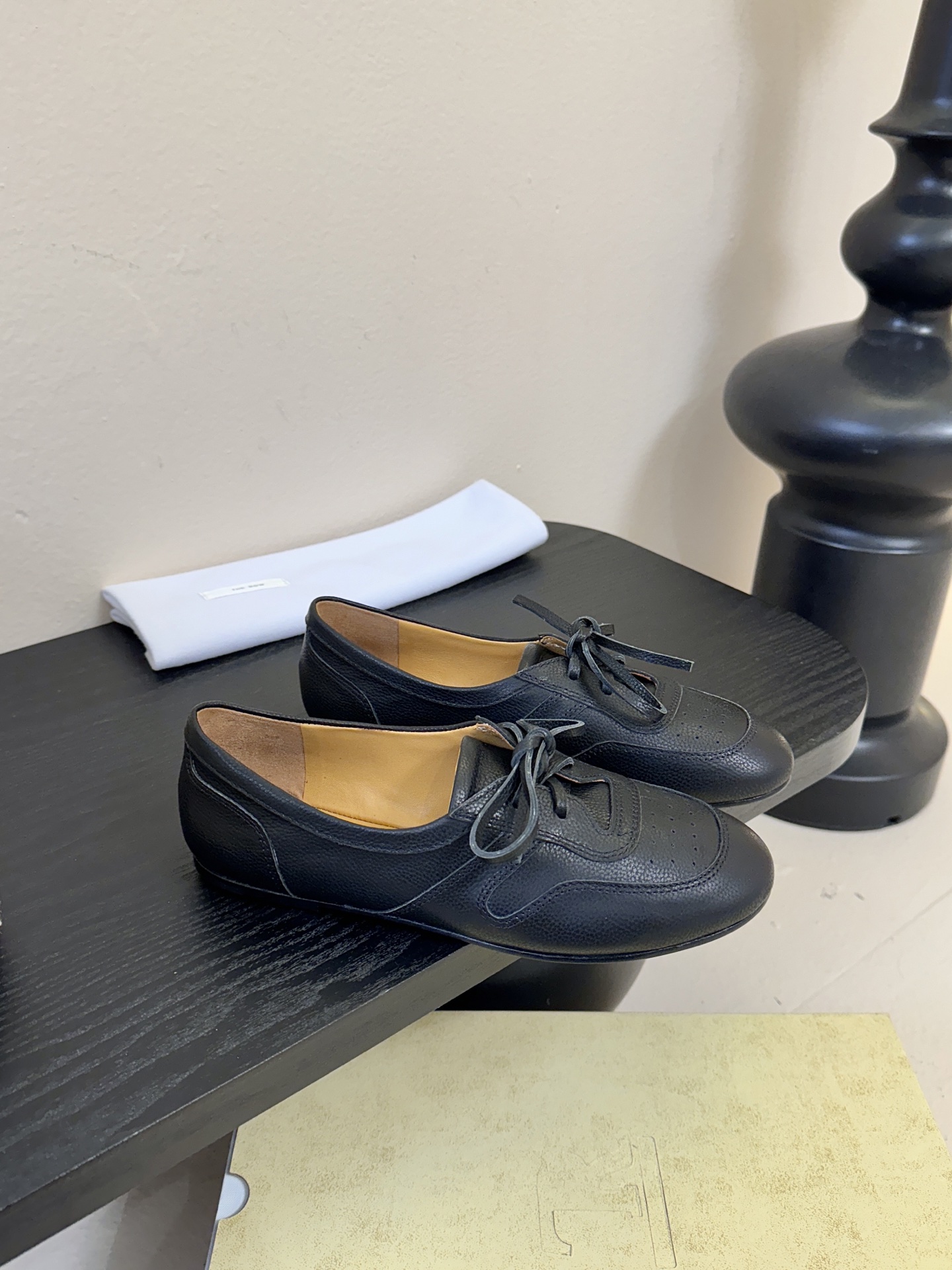 The ro*26春夏新品系带平底圆头乐福鞋单鞋！鞋面设计甜美又显大气，好看也不单调带点复古甜美风随意搭