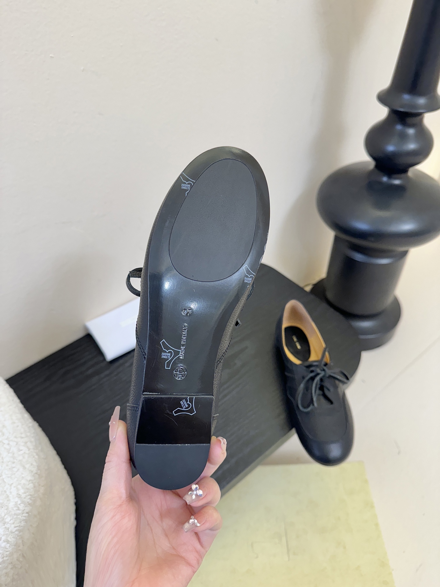 The ro*26春夏新品系带平底圆头乐福鞋单鞋！鞋面设计甜美又显大气，好看也不单调带点复古甜美风随意搭