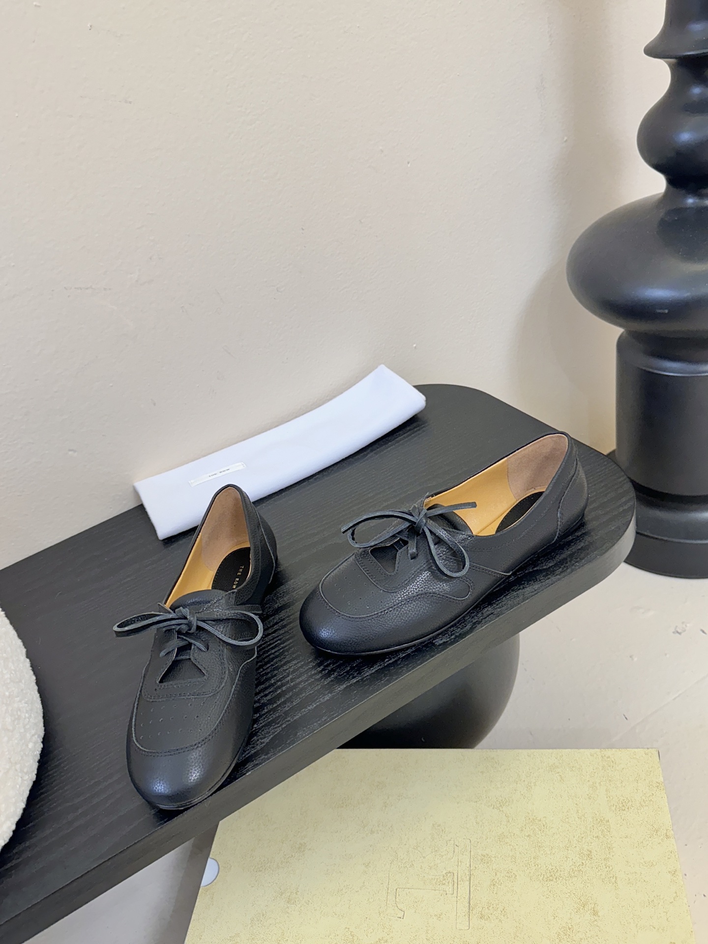 The ro*26春夏新品系带平底圆头乐福鞋单鞋！鞋面设计甜美又显大气，好看也不单调带点复古甜美风随意搭