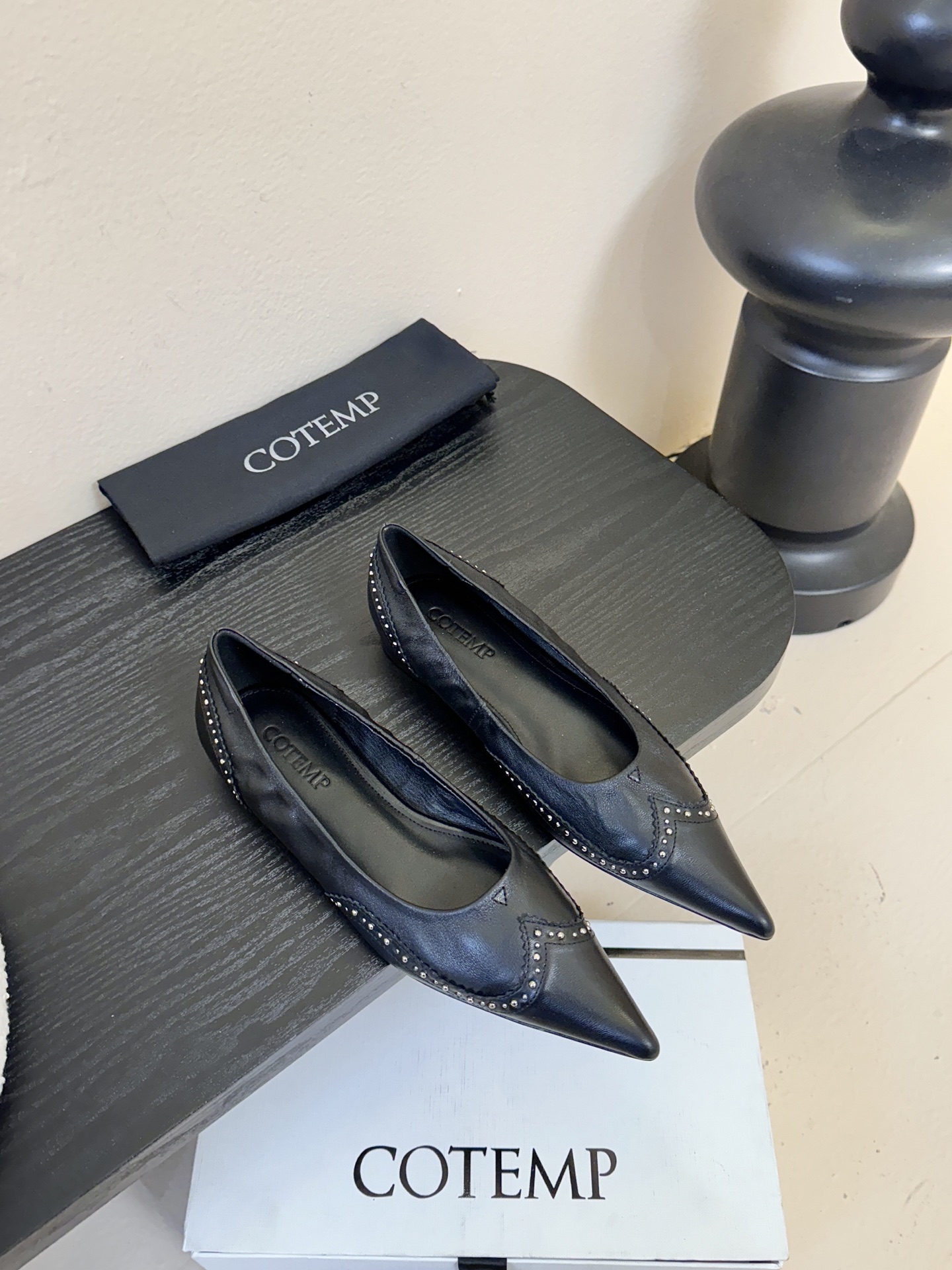 平底COTEMP秋冬tarelka 雕花小猫跟单鞋，鞋身采用复合亚洲人足部特征的尖头船鞋形态，设计展现足