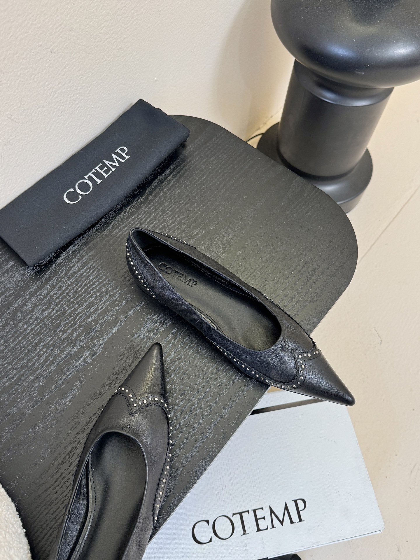 平底COTEMP秋冬tarelka 雕花小猫跟单鞋，鞋身采用复合亚洲人足部特征的尖头船鞋形态，设计展现足