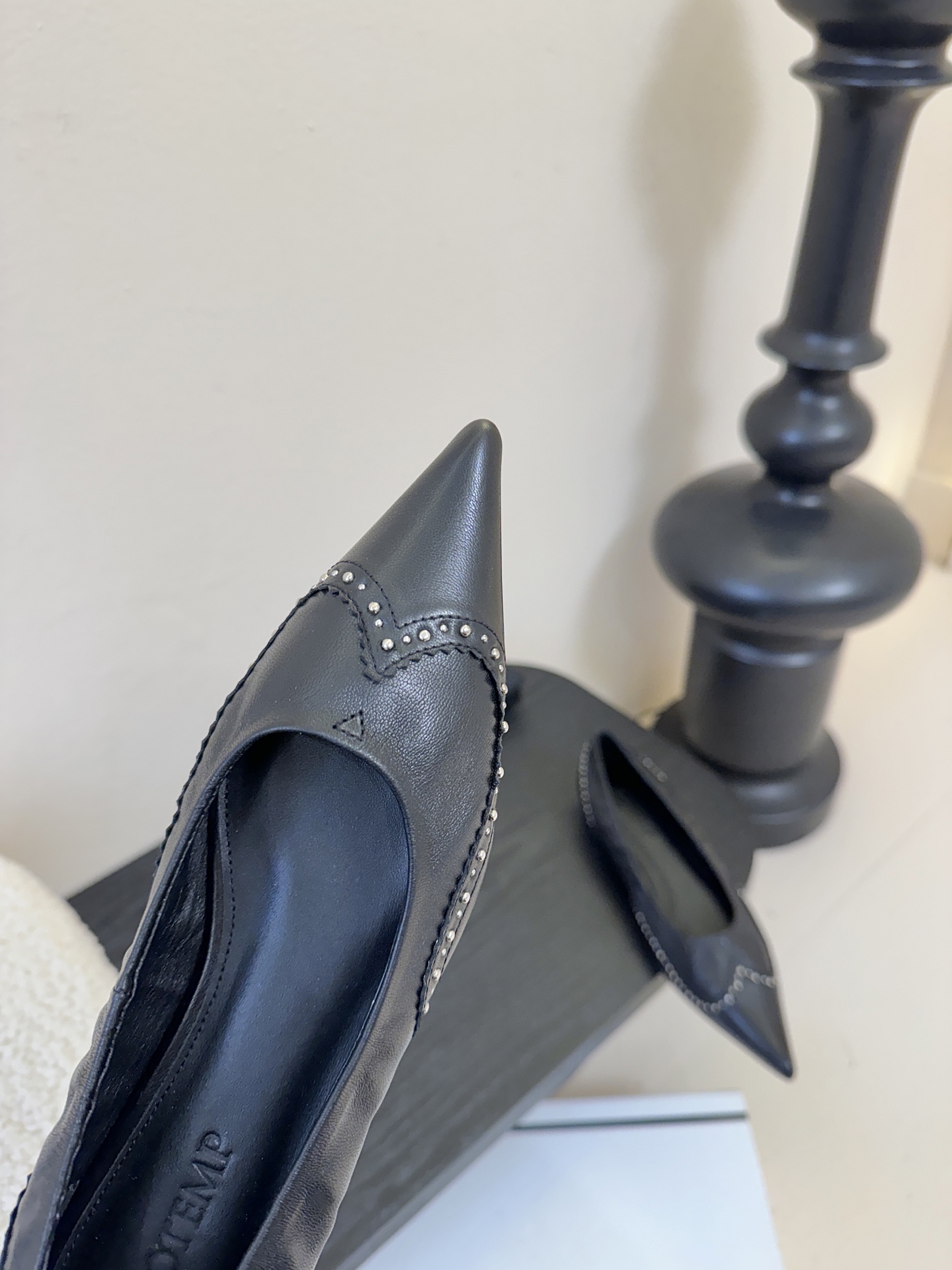 平底COTEMP秋冬tarelka 雕花小猫跟单鞋，鞋身采用复合亚洲人足部特征的尖头船鞋形态，设计展现足