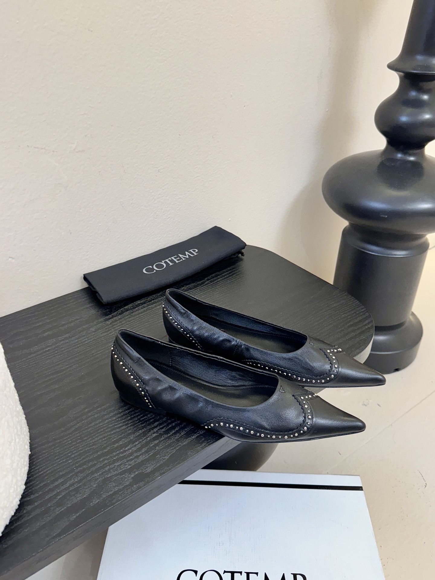 平底COTEMP秋冬tarelka 雕花小猫跟单鞋，鞋身采用复合亚洲人足部特征的尖头船鞋形态，设计展现足