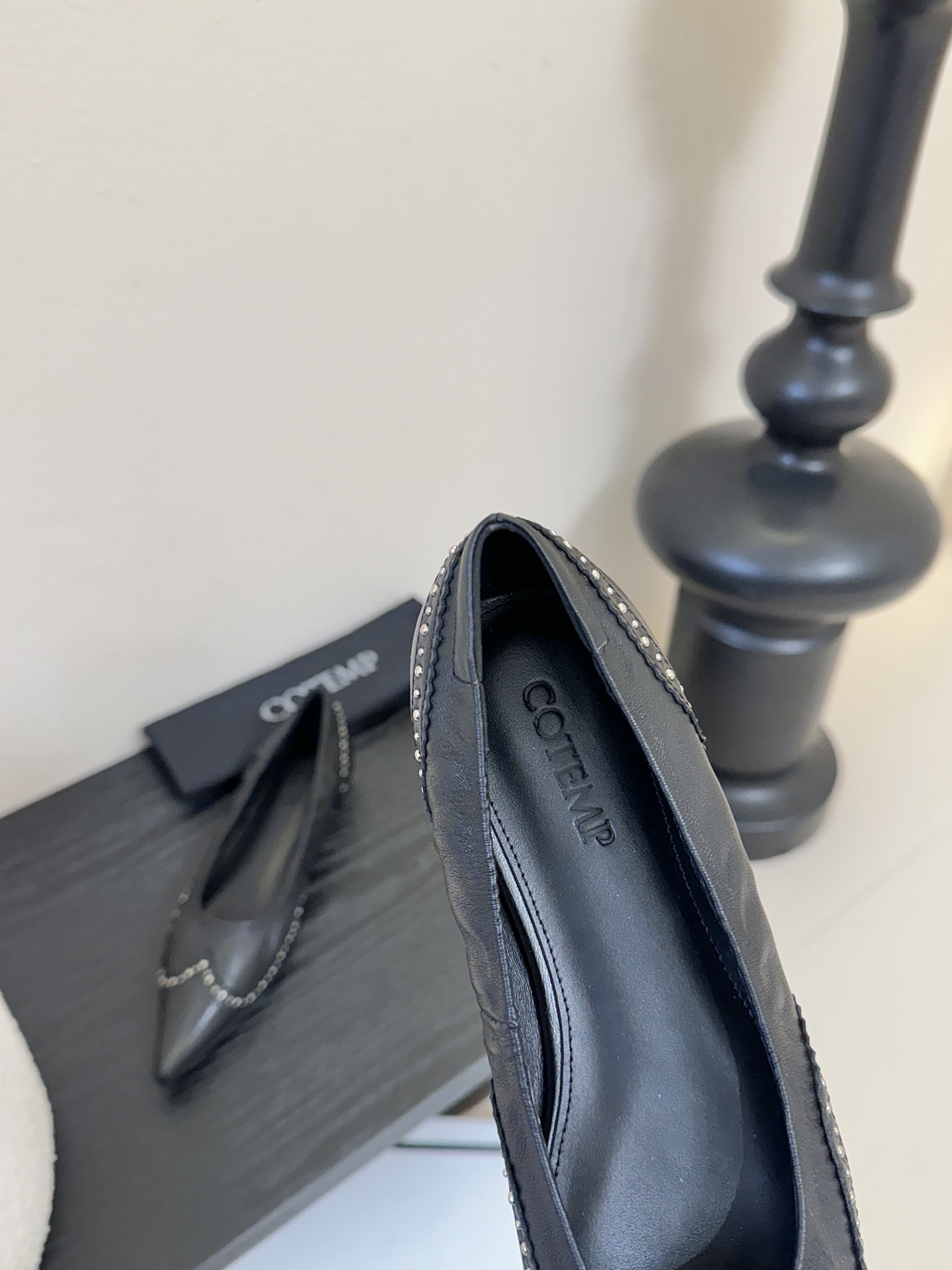 平底COTEMP秋冬tarelka 雕花小猫跟单鞋，鞋身采用复合亚洲人足部特征的尖头船鞋形态，设计展现足