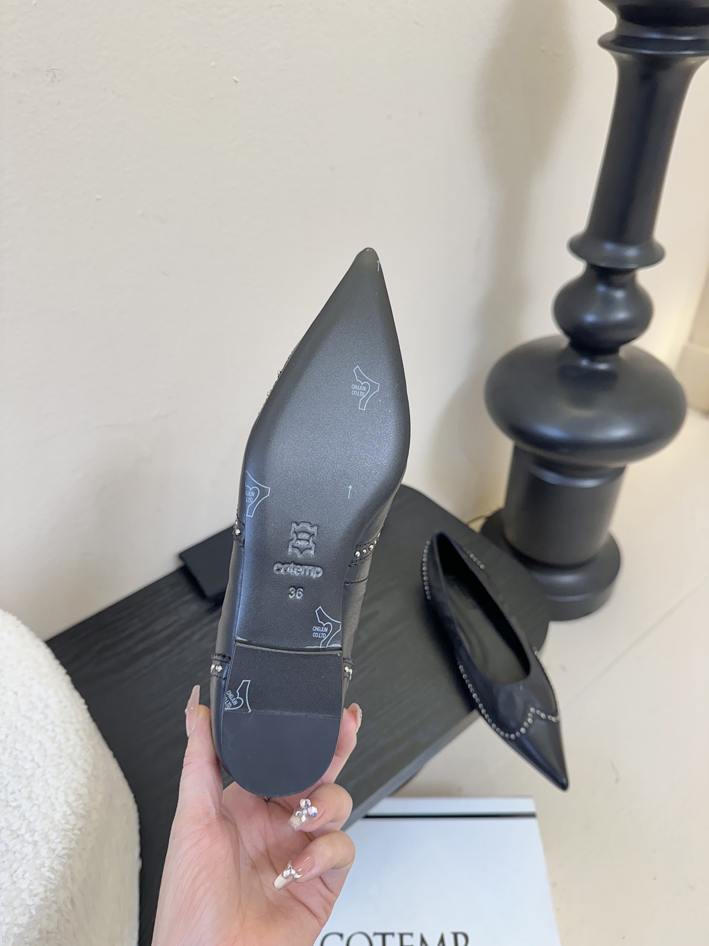 平底COTEMP秋冬tarelka 雕花小猫跟单鞋，鞋身采用复合亚洲人足部特征的尖头船鞋形态，设计展现足