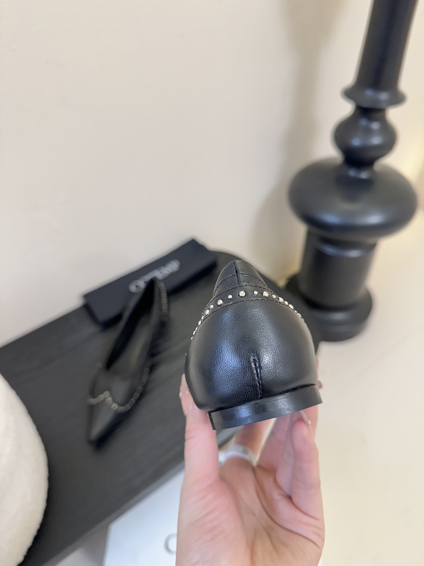 平底COTEMP秋冬tarelka 雕花小猫跟单鞋，鞋身采用复合亚洲人足部特征的尖头船鞋形态，设计展现足