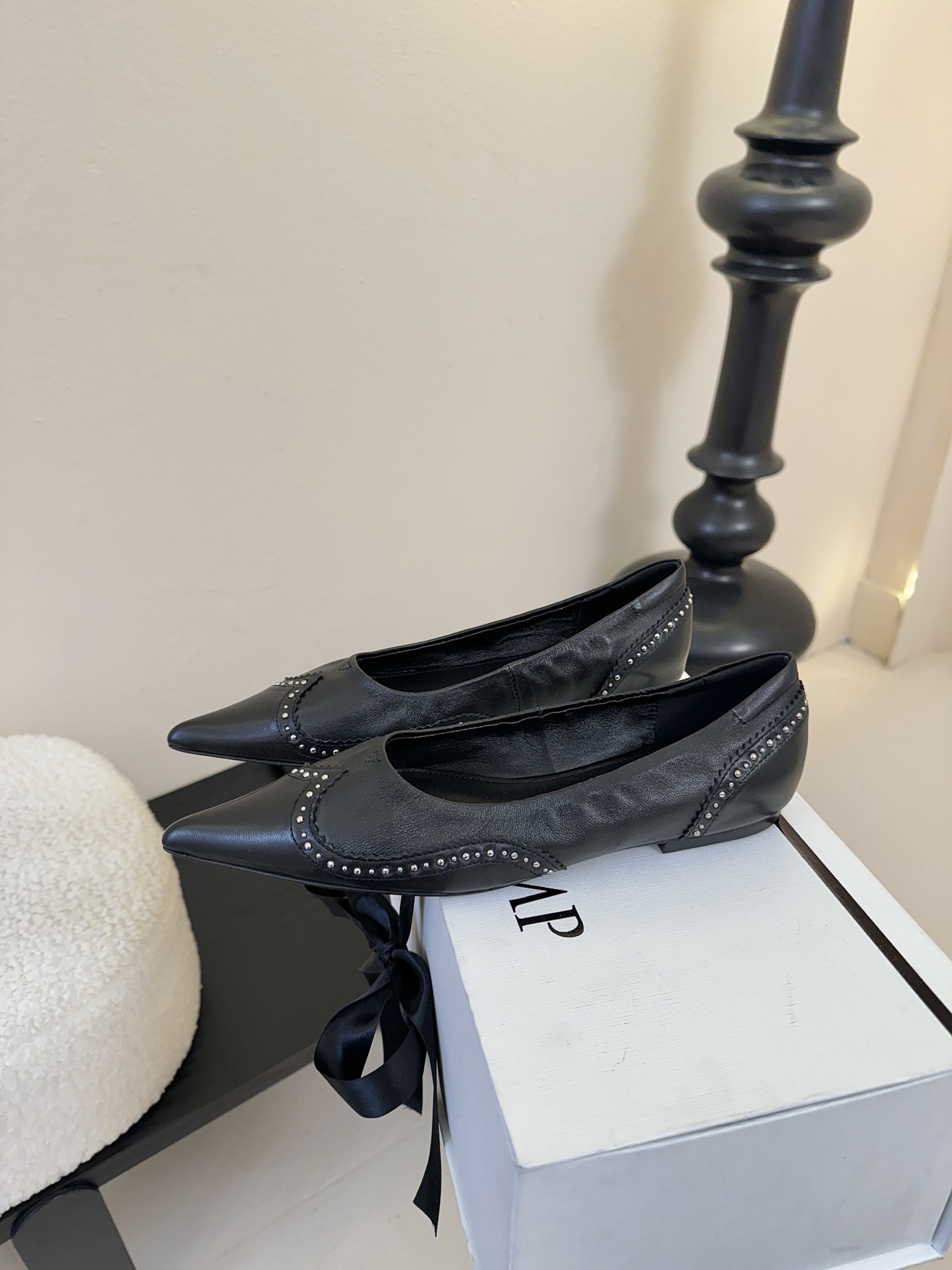 平底COTEMP秋冬tarelka 雕花小猫跟单鞋，鞋身采用复合亚洲人足部特征的尖头船鞋形态，设计展现足