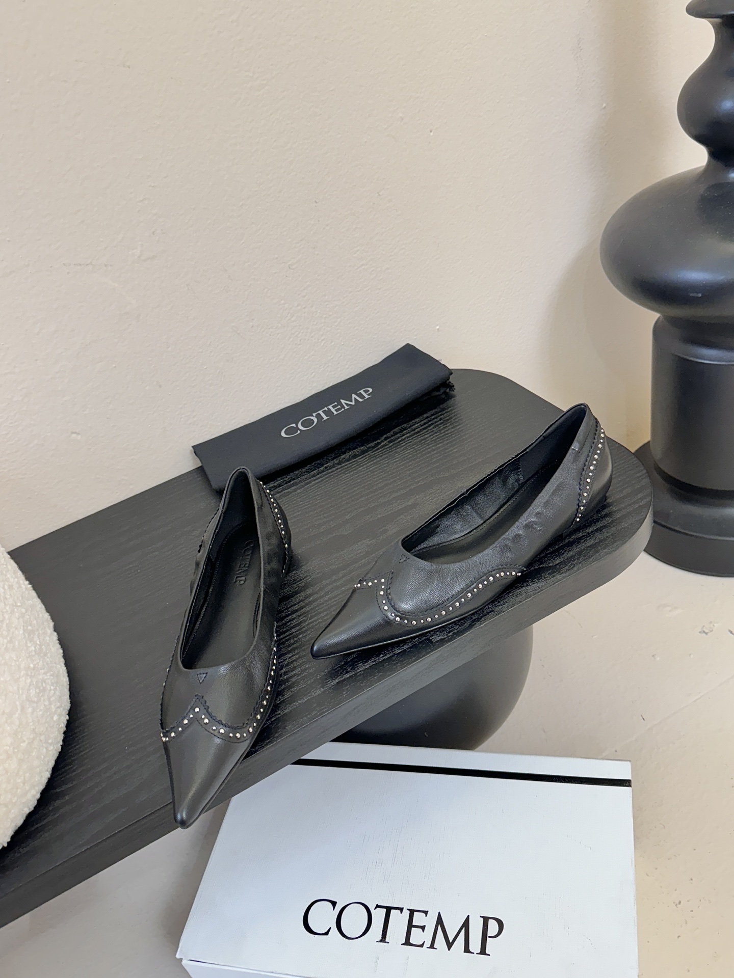 平底COTEMP秋冬tarelka 雕花小猫跟单鞋，鞋身采用复合亚洲人足部特征的尖头船鞋形态，设计展现足