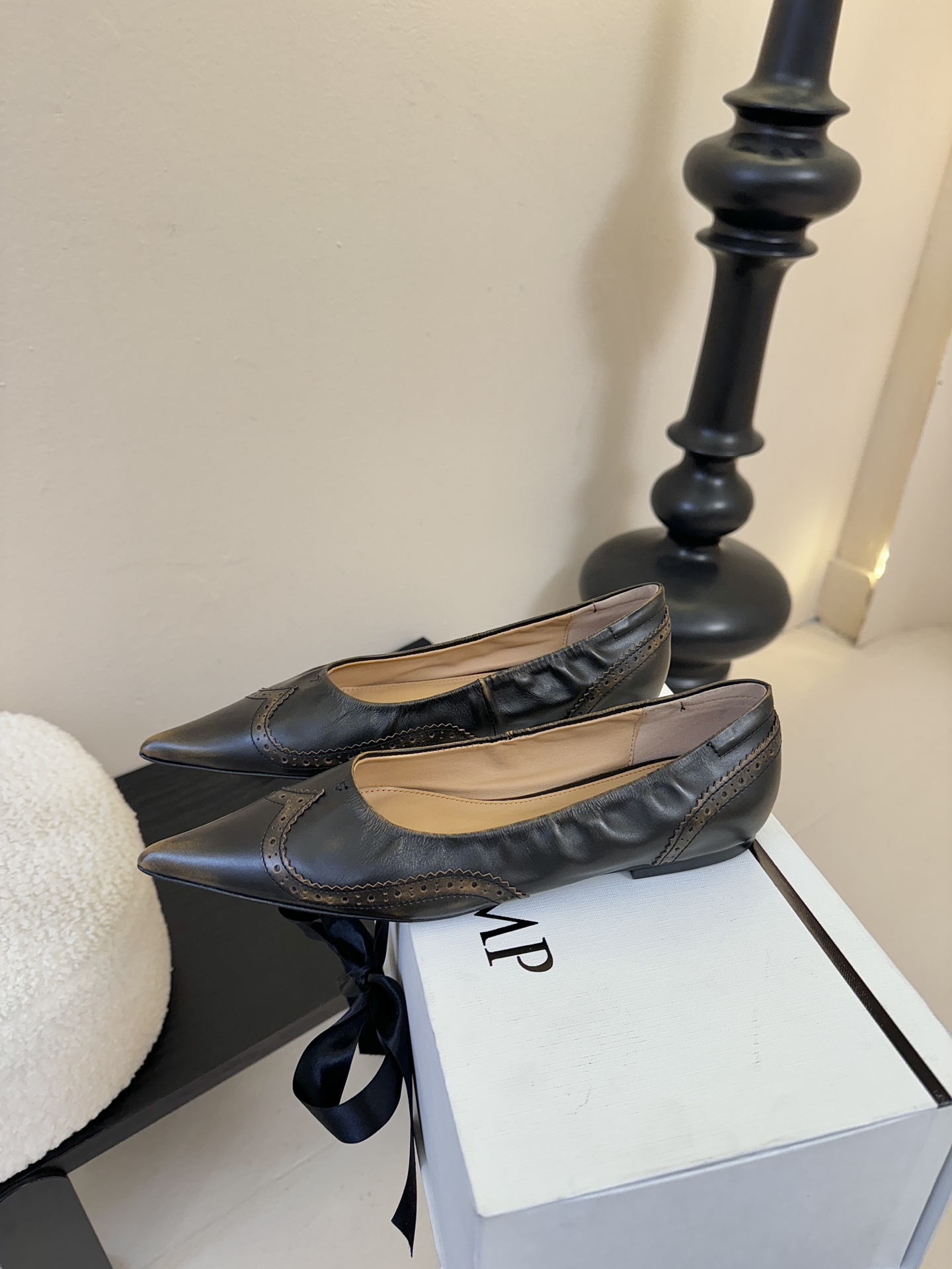 平底COTEMP 秋冬tarelka 雕花小猫跟单鞋，鞋身采用复合亚洲人足部特征的尖头船鞋形态，设计展现