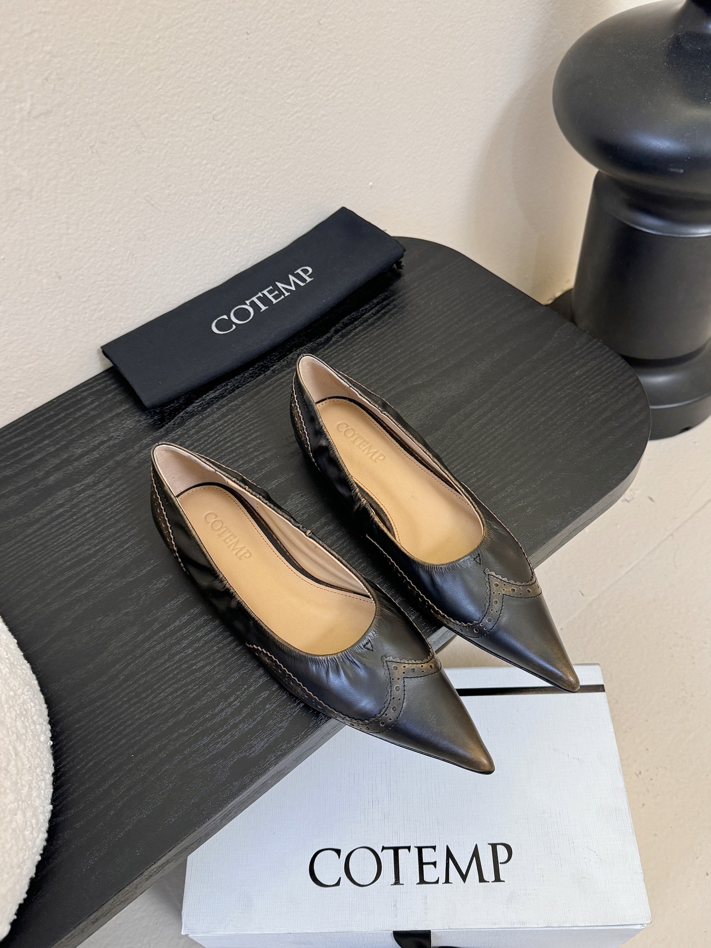 NO:630238,Flat bottom COTEM autumn and winter tarelka  Carved kitten heel shoes, the body of the shoe adopts the shape of a pointed boat shoe that combines the characteristics of Asian feet. The design shows the slenderness of the foot. The entire shoe is made of high-quality fine leather. The mouth is surrounded by hand-made pleats and softly wraps the instep, creating a gentle temperament and high-end texture. Black with silver  Colored rivets are embellished on it, which is simple and neat, with a full sense of detail. The brown color is hand-rubbed, and the upper and heel are hand-made brogue-carved decorative textures, which are exquisite. The hand-made leather-wrapped kitten heels show the retro style. Sizes 35-39 (order 40) Italian leather outsole  , excellent breathability, single shoes, Leather soles19860909平底 COTEM秋冬tarelka 雕花小猫跟单鞋,鞋身采用复合亚洲人足部特征的尖头船鞋形态,设计展现足部纤长,全鞋采用高品质细腻真皮制作,鞋口处环绕手工褶皱,柔软包裹脚背,打造温柔的气质与高级质感.黑色搭配银色铆钉点缀其上,简约利落,细节感十足,棕色为手工擦色,鞋面与后跟为手工制作的布洛克雕花装饰纹理,呈现精致.手工真皮包裹小猫跟复古风格尽显.尺码35-39（40订）意大利真皮大底 ,透气性极佳,单鞋,Leather soles,Women's Shoes