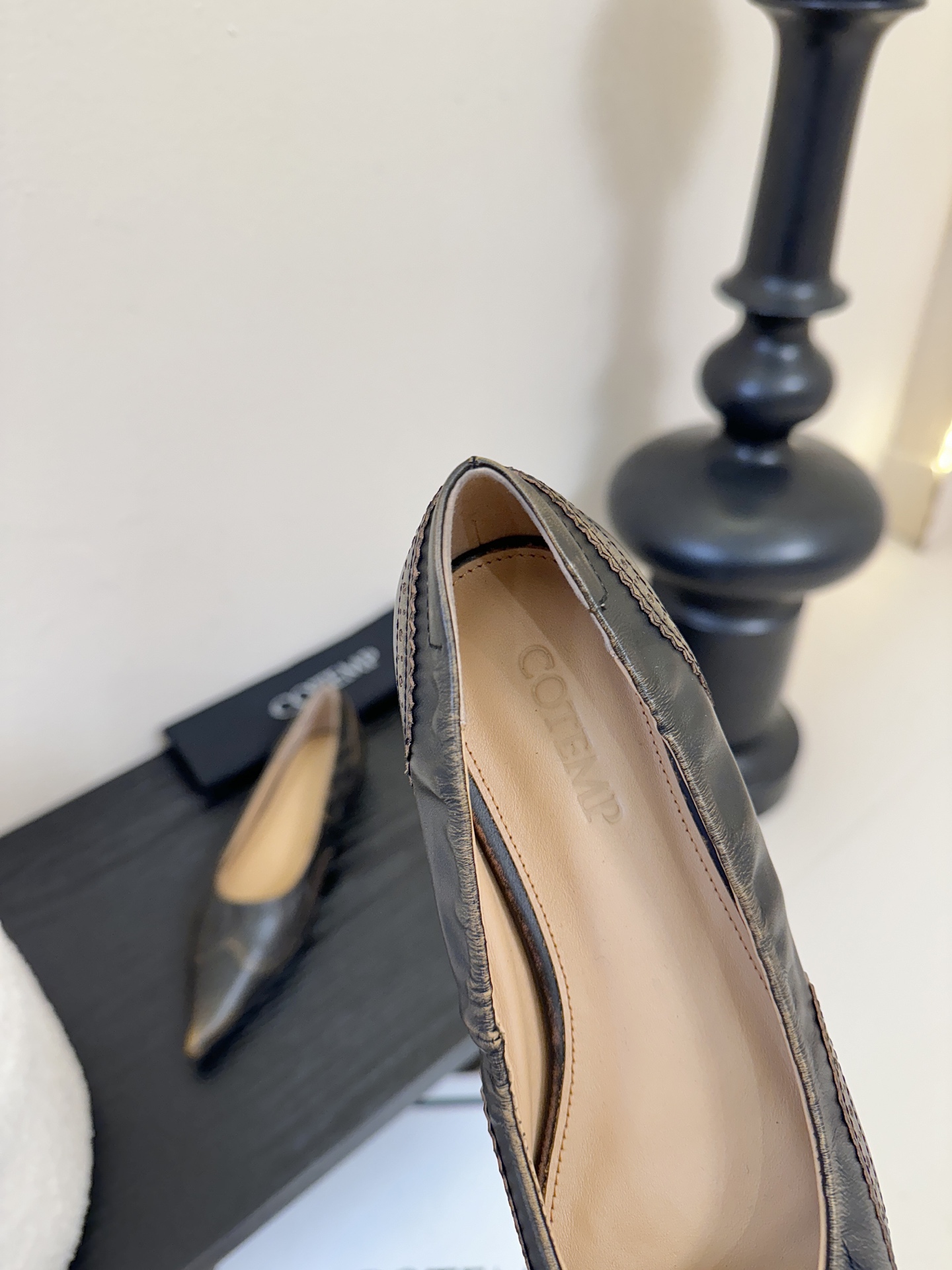 平底COTEMP 秋冬tarelka 雕花小猫跟单鞋，鞋身采用复合亚洲人足部特征的尖头船鞋形态，设计展现