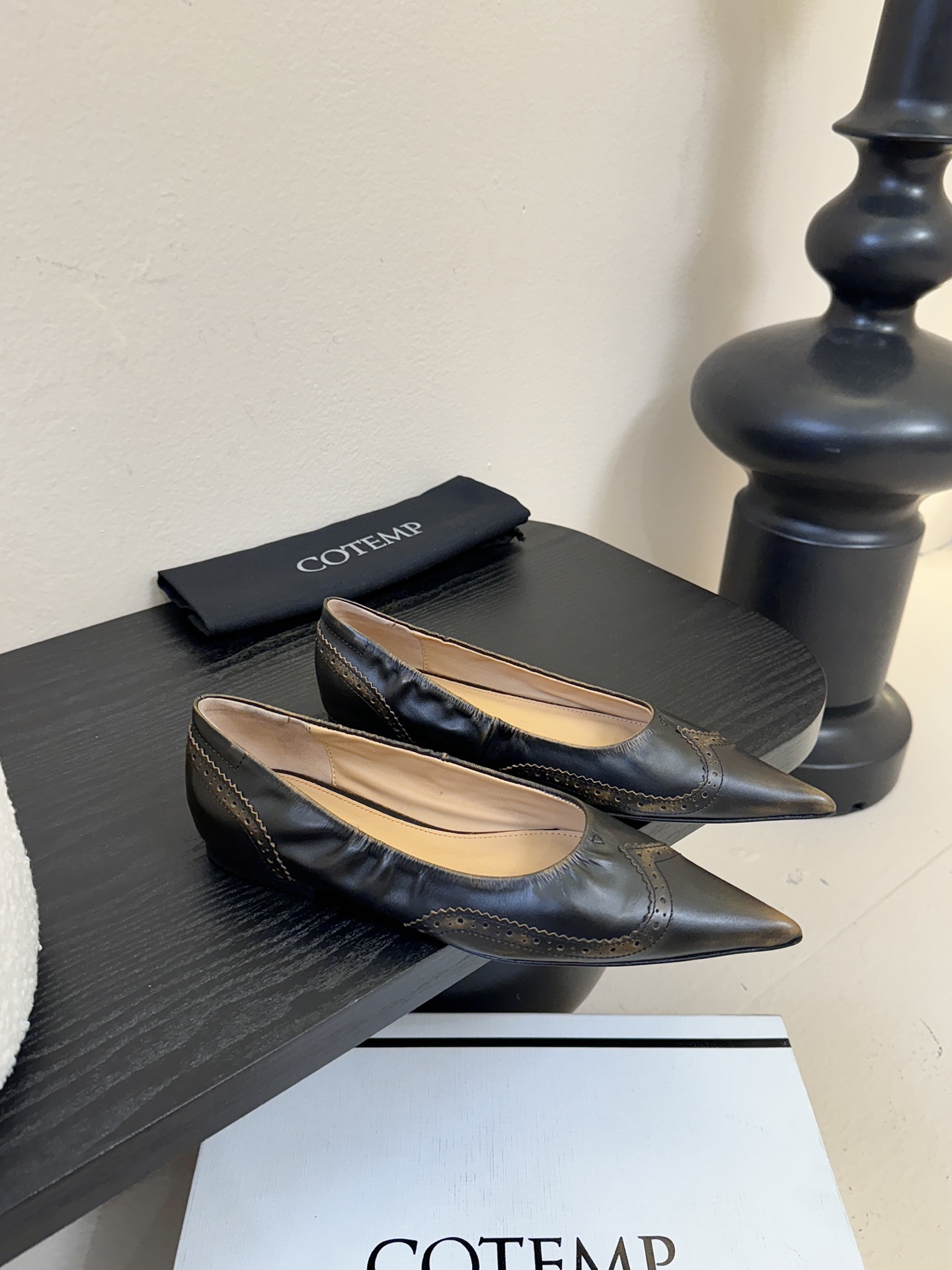 平底COTEMP 秋冬tarelka 雕花小猫跟单鞋，鞋身采用复合亚洲人足部特征的尖头船鞋形态，设计展现