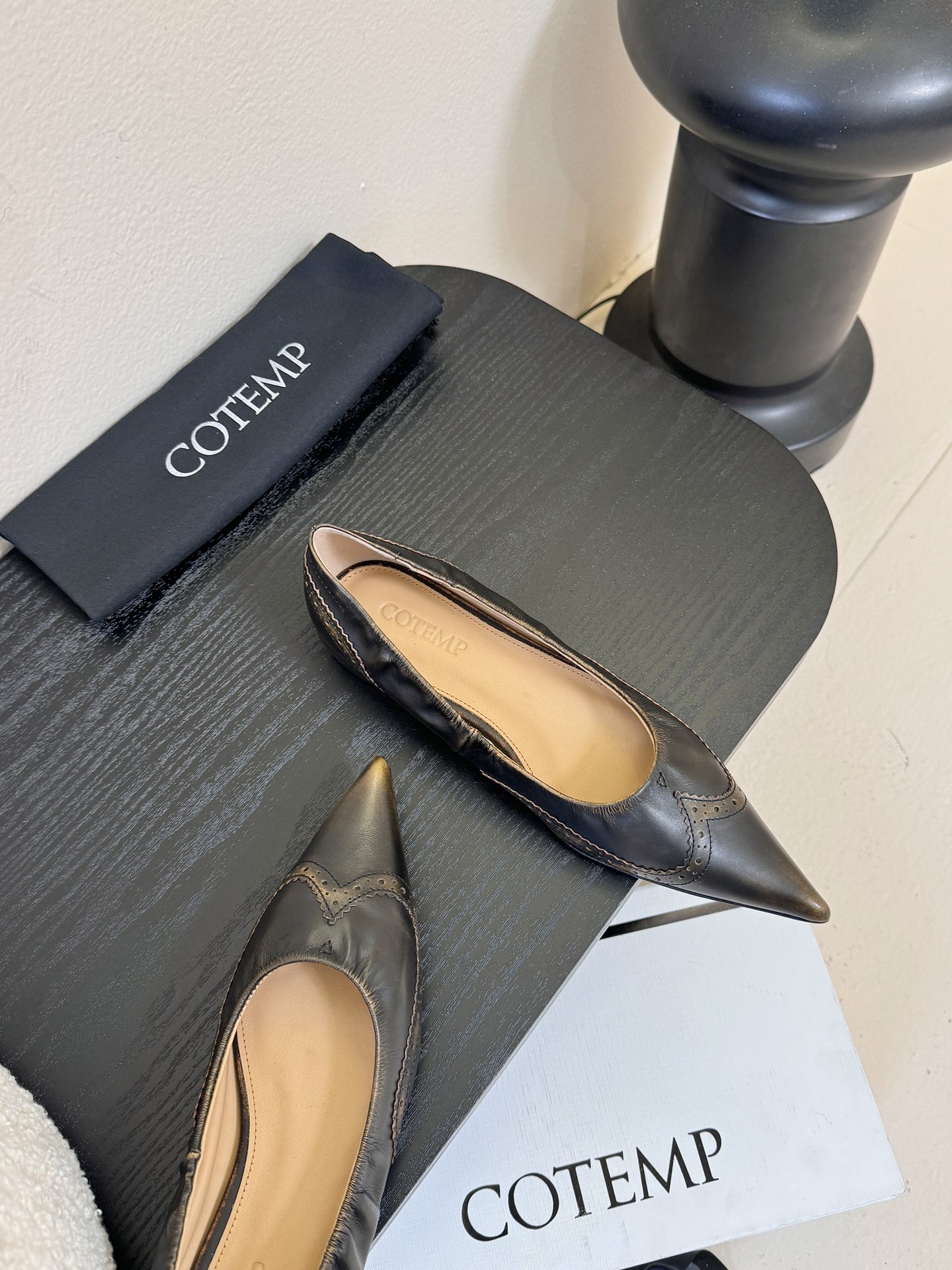 平底COTEMP 秋冬tarelka 雕花小猫跟单鞋，鞋身采用复合亚洲人足部特征的尖头船鞋形态，设计展现