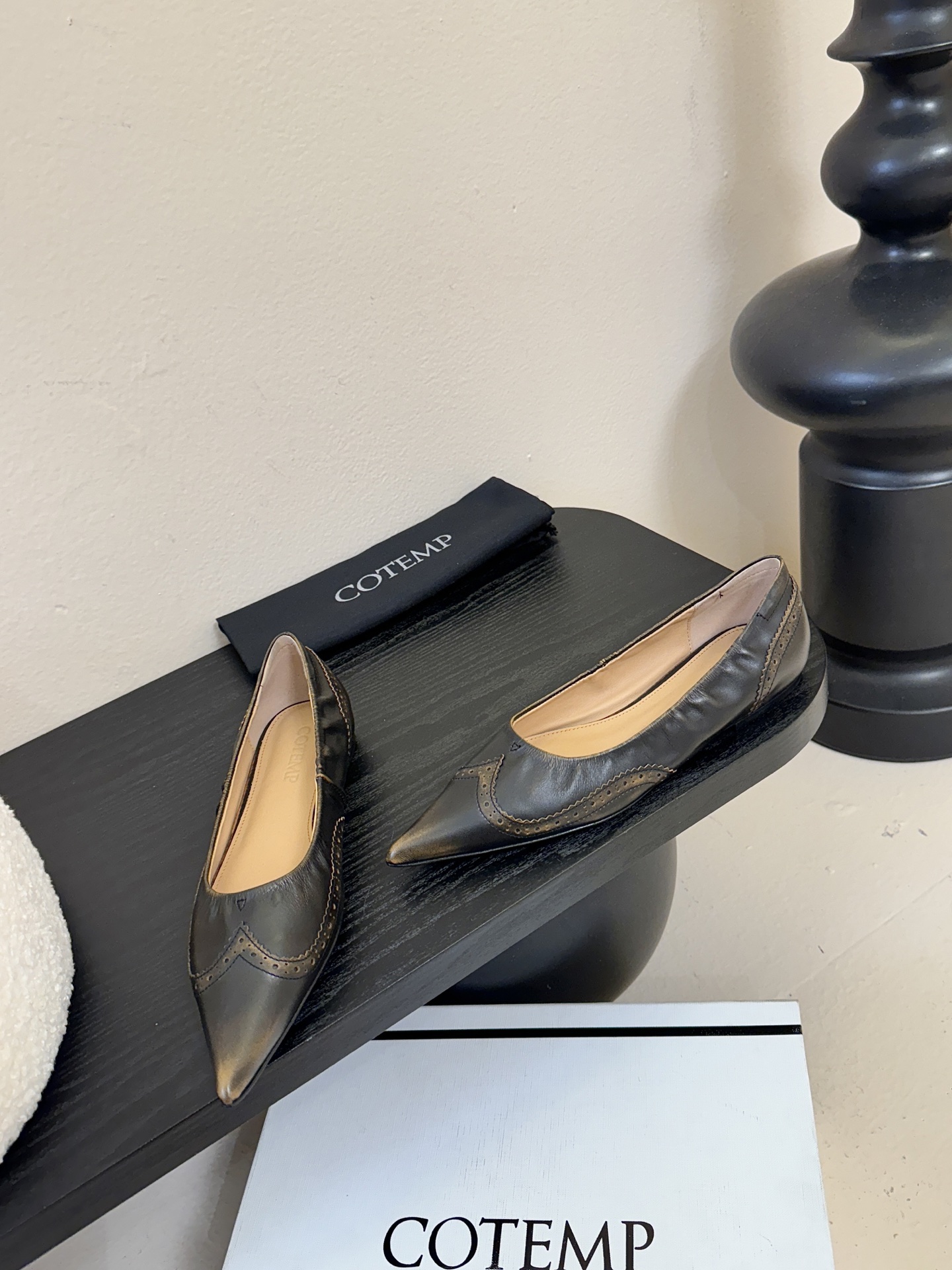 平底COTEMP 秋冬tarelka 雕花小猫跟单鞋，鞋身采用复合亚洲人足部特征的尖头船鞋形态，设计展现