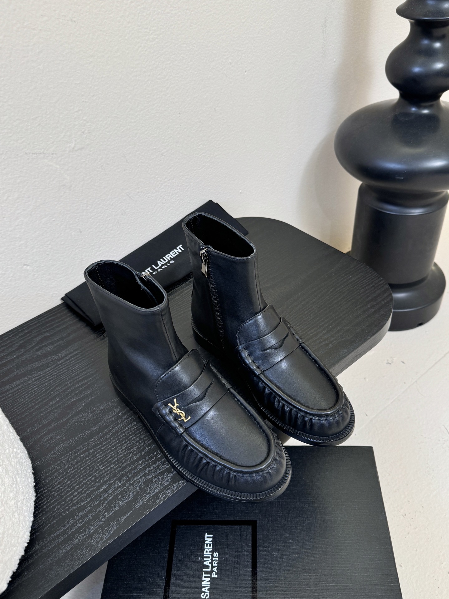 NO:630235,Saint Laurent's latest brogue short boots for autumn and winter are planted by many celebrity fashion bloggers  The size and texture are exactly the same as the original. The upper material is made of imported calfskin, and the lining is mixed sheepskin. The tiptoe is made of comfortable and soft tiptoe sheepskin. The sole is the original 1:1 customized leather outsole. It is perfect and very comfortable on the foot. The foot feels great, and whether you wear it with jeans, a small suit, or a skirt, it can be matched with a natural, authentic full set of packaging, Italian genuine leather outsole Size35-40, boots, saint laurent, saint  laurent,boots,skirts,jeans,cowhide,sheepskin,Leather soles19860909Saint Laurent圣罗兰秋冬最新款布洛克短靴 超多明星时尚博主种草 大小质感与原版完全一致鞋面材质采用进口小牛皮制作而成,内里混种羊皮,踮脚为舒服柔软的踮脚羊皮,鞋底为原版1:1定制真皮大底、简直完美到爆、而且上脚效果非常舒服,脚感很棒,而且无论你搭配牛仔裤,小西服,裙子,都能搭配自然、正品全套包装、意大利真皮大底 Size35-40,靴子,saint laurent,saint laurent,boots,skirts,jeans,cowhide,sheepskin,Leather soles,Women's Shoes