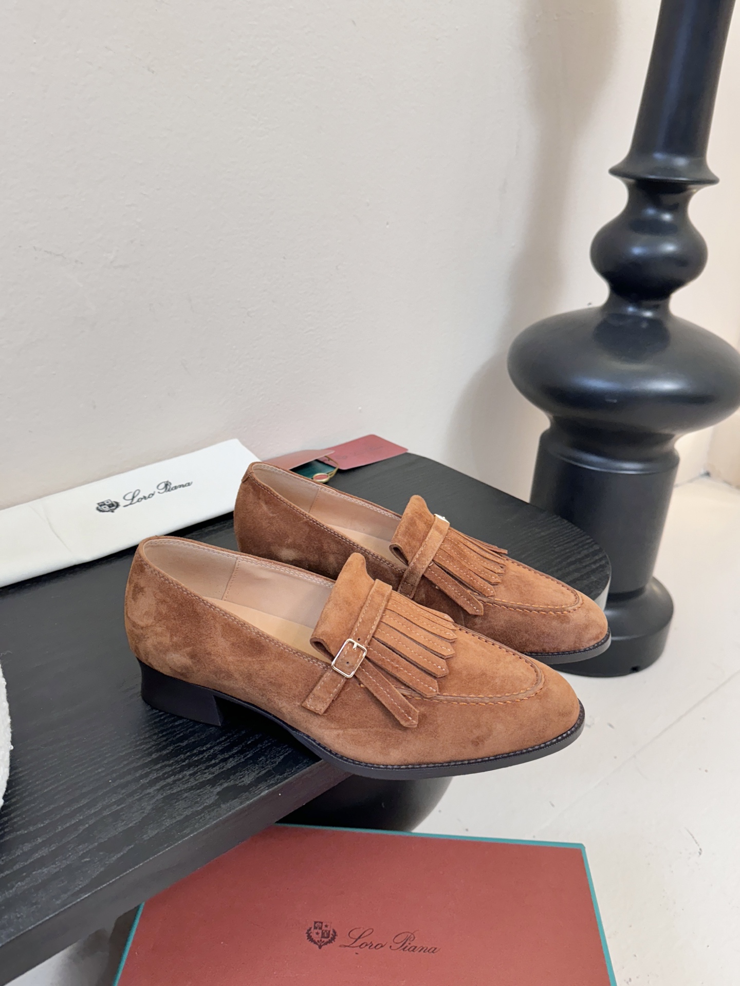 𝐋𝐨𝐫𝐨 𝐏𝐢𝐚𝐧𝐚/诺悠翩雅 LP就是传说走两万步都不会累脚的乐福鞋 ，原厂皮鞋面特别高级 不是国产皮