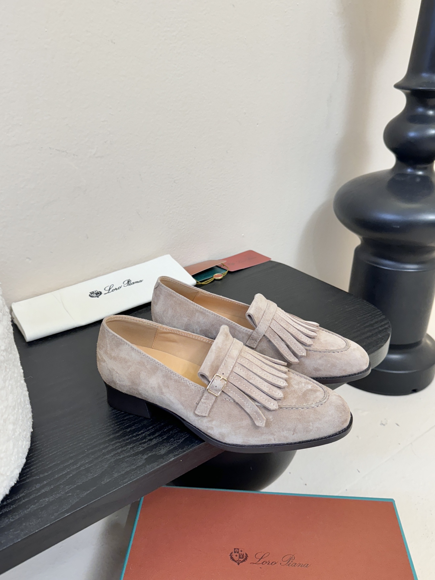 𝐋𝐨𝐫𝐨 𝐏𝐢𝐚𝐧𝐚/诺悠翩雅 LP就是传说走两万步都不会累脚的乐福鞋 ，原厂皮鞋面特别高级 不是国产皮