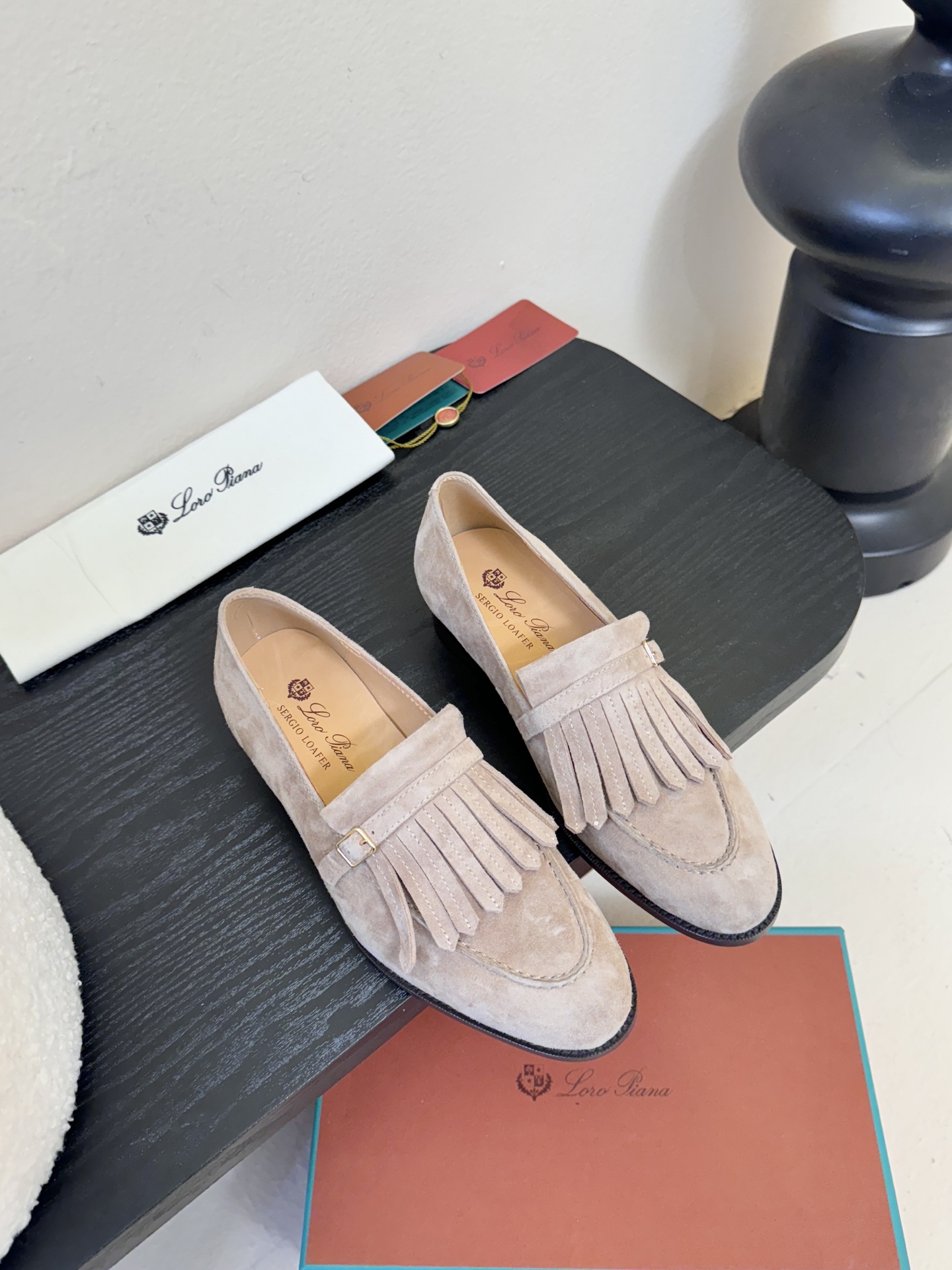 𝐋𝐨𝐫𝐨 𝐏𝐢𝐚𝐧𝐚/诺悠翩雅 LP就是传说走两万步都不会累脚的乐福鞋 ，原厂皮鞋面特别高级 不是国产皮