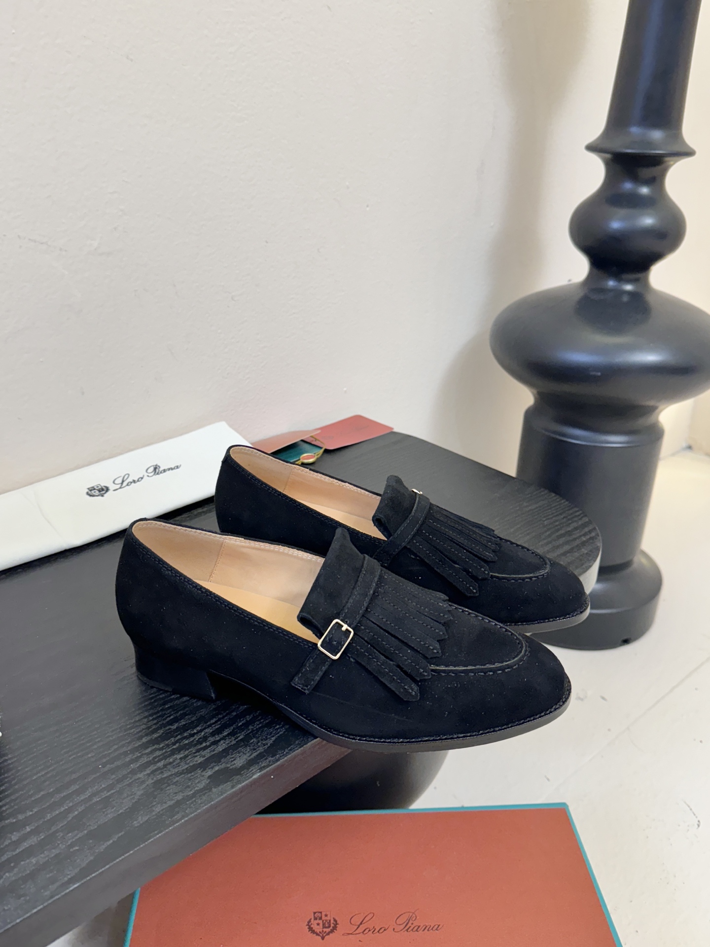 𝐋𝐨𝐫𝐨 𝐏𝐢𝐚𝐧𝐚/诺悠翩雅 LP就是传说走两万步都不会累脚的乐福鞋 ，原厂皮鞋面特别高级 不是国产皮