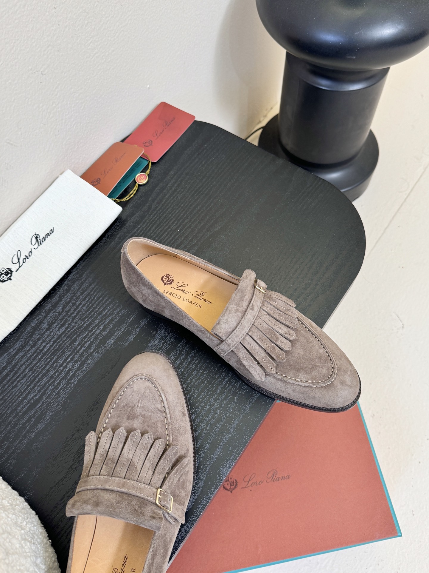 𝐋𝐨𝐫𝐨 𝐏𝐢𝐚𝐧𝐚/诺悠翩雅 LP就是传说走两万步都不会累脚的乐福鞋 ，原厂皮鞋面特别高级 不是国产皮