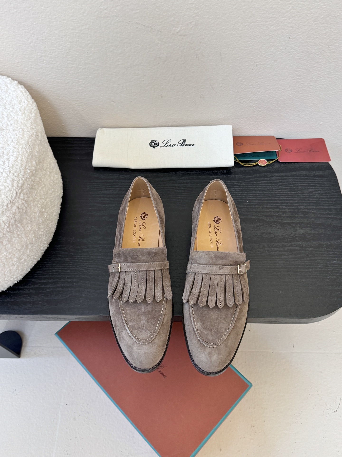 𝐋𝐨𝐫𝐨 𝐏𝐢𝐚𝐧𝐚/诺悠翩雅 LP就是传说走两万步都不会累脚的乐福鞋 ，原厂皮鞋面特别高级 不是国产皮