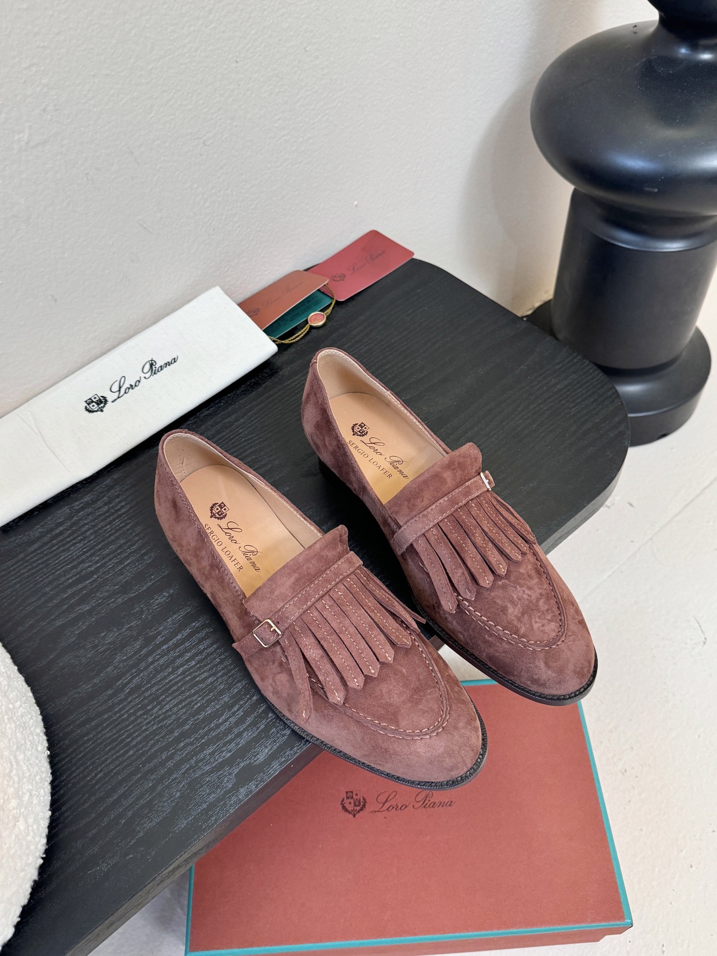 𝐋𝐨𝐫𝐨 𝐏𝐢𝐚𝐧𝐚/诺悠翩雅 LP就是传说走两万步都不会累脚的乐福鞋 ，原厂皮鞋面特别高级 不是国产皮