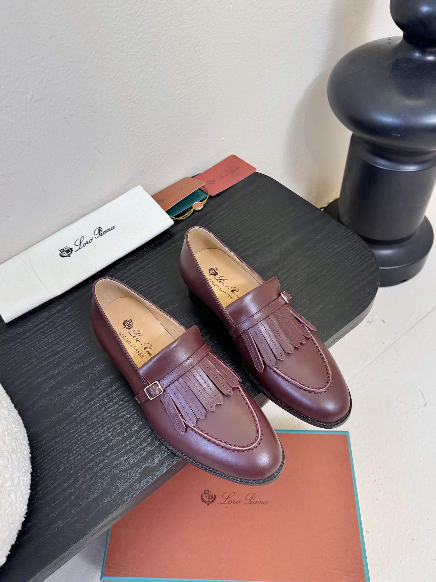 𝐋𝐨𝐫𝐨 𝐏𝐢𝐚𝐧𝐚/诺悠翩雅 LP就是传说走两万步都不会累脚的乐福鞋 ，原厂皮鞋面特别高级 不是国产皮