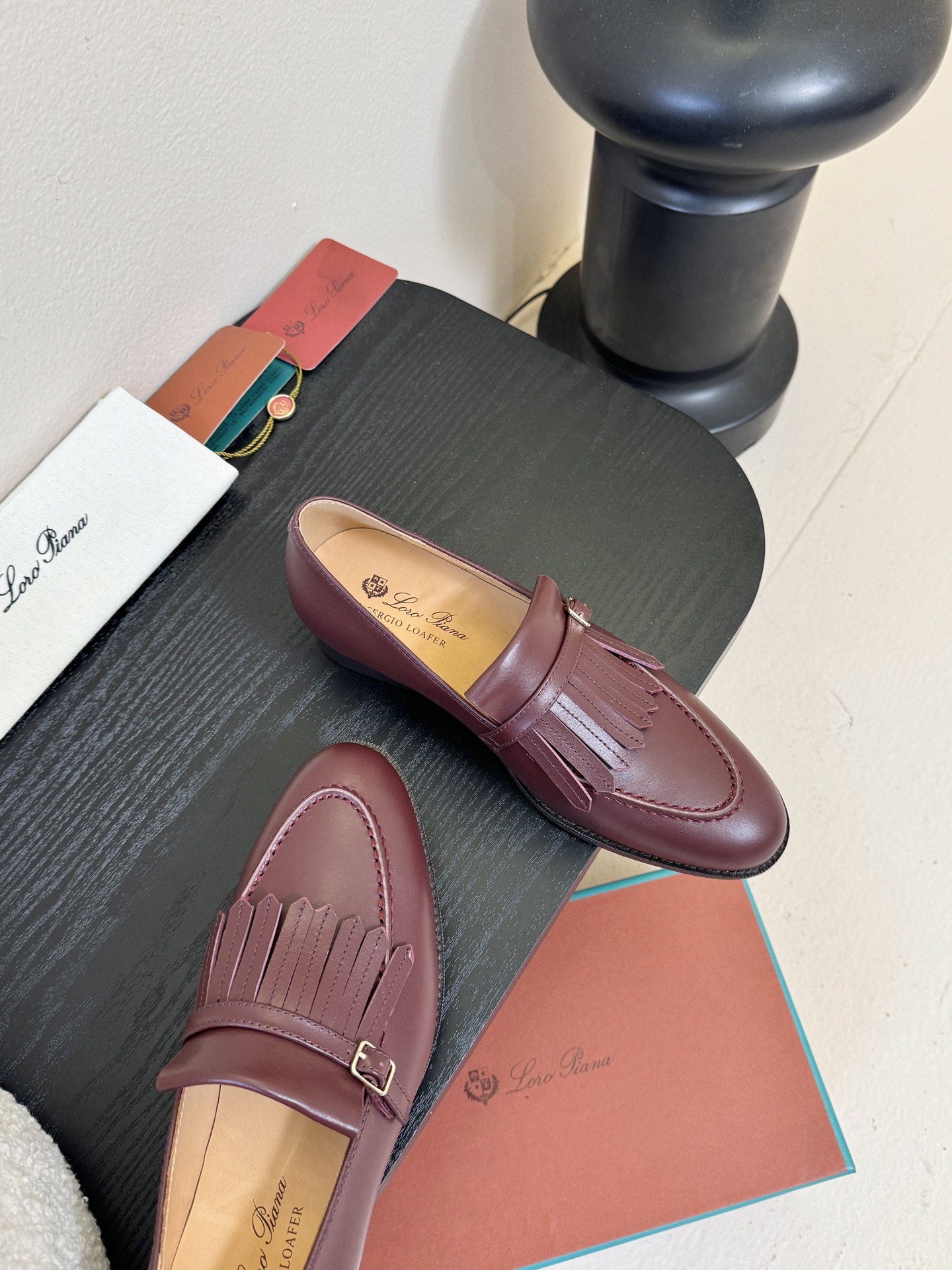 𝐋𝐨𝐫𝐨 𝐏𝐢𝐚𝐧𝐚/诺悠翩雅 LP就是传说走两万步都不会累脚的乐福鞋 ，原厂皮鞋面特别高级 不是国产皮