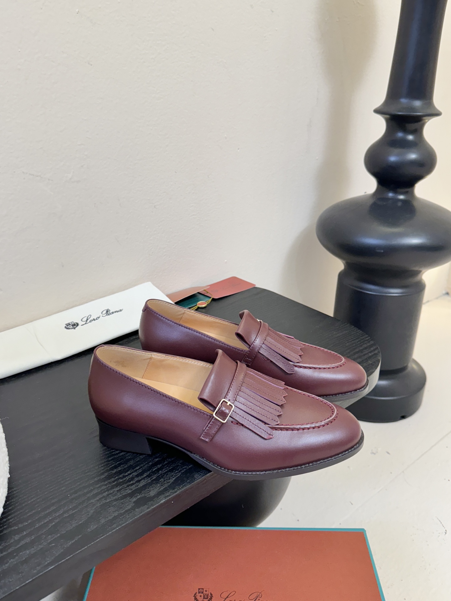 𝐋𝐨𝐫𝐨 𝐏𝐢𝐚𝐧𝐚/诺悠翩雅 LP就是传说走两万步都不会累脚的乐福鞋 ，原厂皮鞋面特别高级 不是国产皮