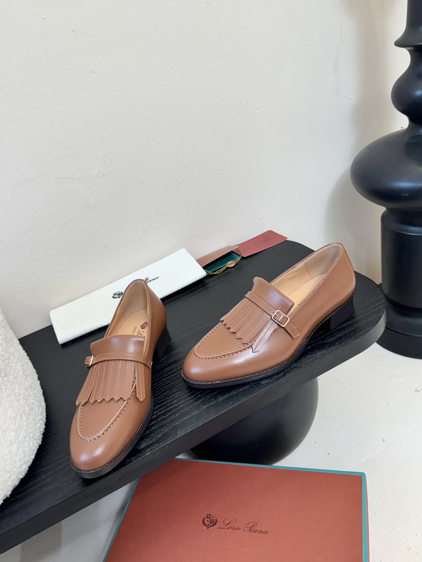 𝐋𝐨𝐫𝐨 𝐏𝐢𝐚𝐧𝐚/诺悠翩雅 LP就是传说走两万步都不会累脚的乐福鞋 ，原厂皮鞋面特别高级 不是国产皮