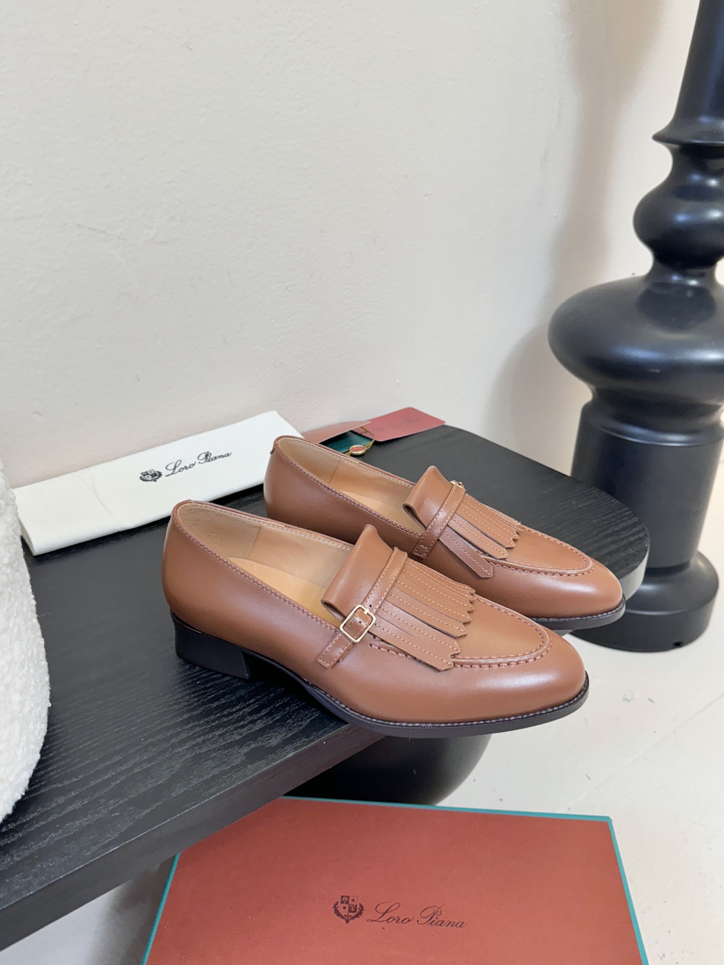 𝐋𝐨𝐫𝐨 𝐏𝐢𝐚𝐧𝐚/诺悠翩雅 LP就是传说走两万步都不会累脚的乐福鞋 ，原厂皮鞋面特别高级 不是国产皮