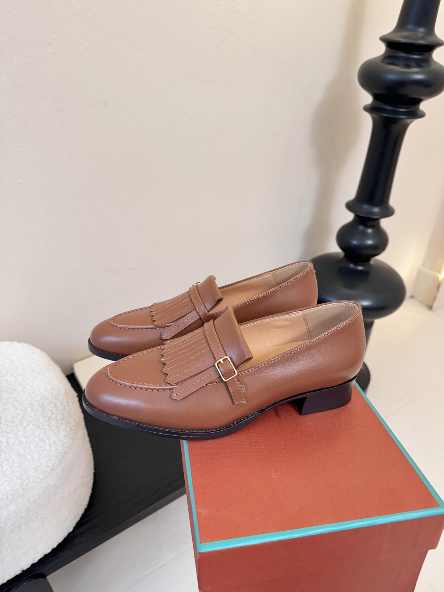 𝐋𝐨𝐫𝐨 𝐏𝐢𝐚𝐧𝐚/诺悠翩雅 LP就是传说走两万步都不会累脚的乐福鞋 ，原厂皮鞋面特别高级 不是国产皮